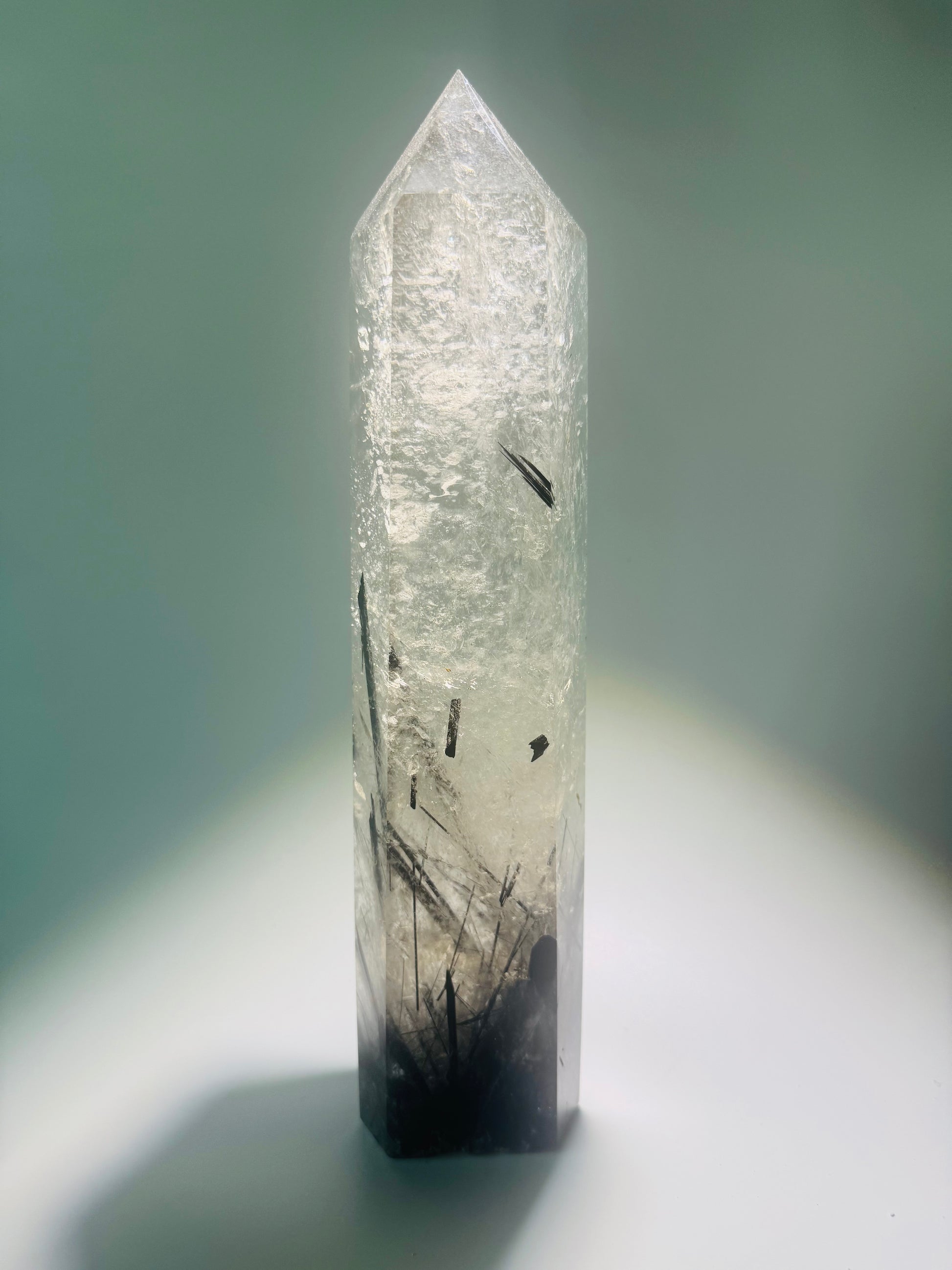 Seltene Kristallspitze mit Turmalin-Einschlüssen – Brasilien
