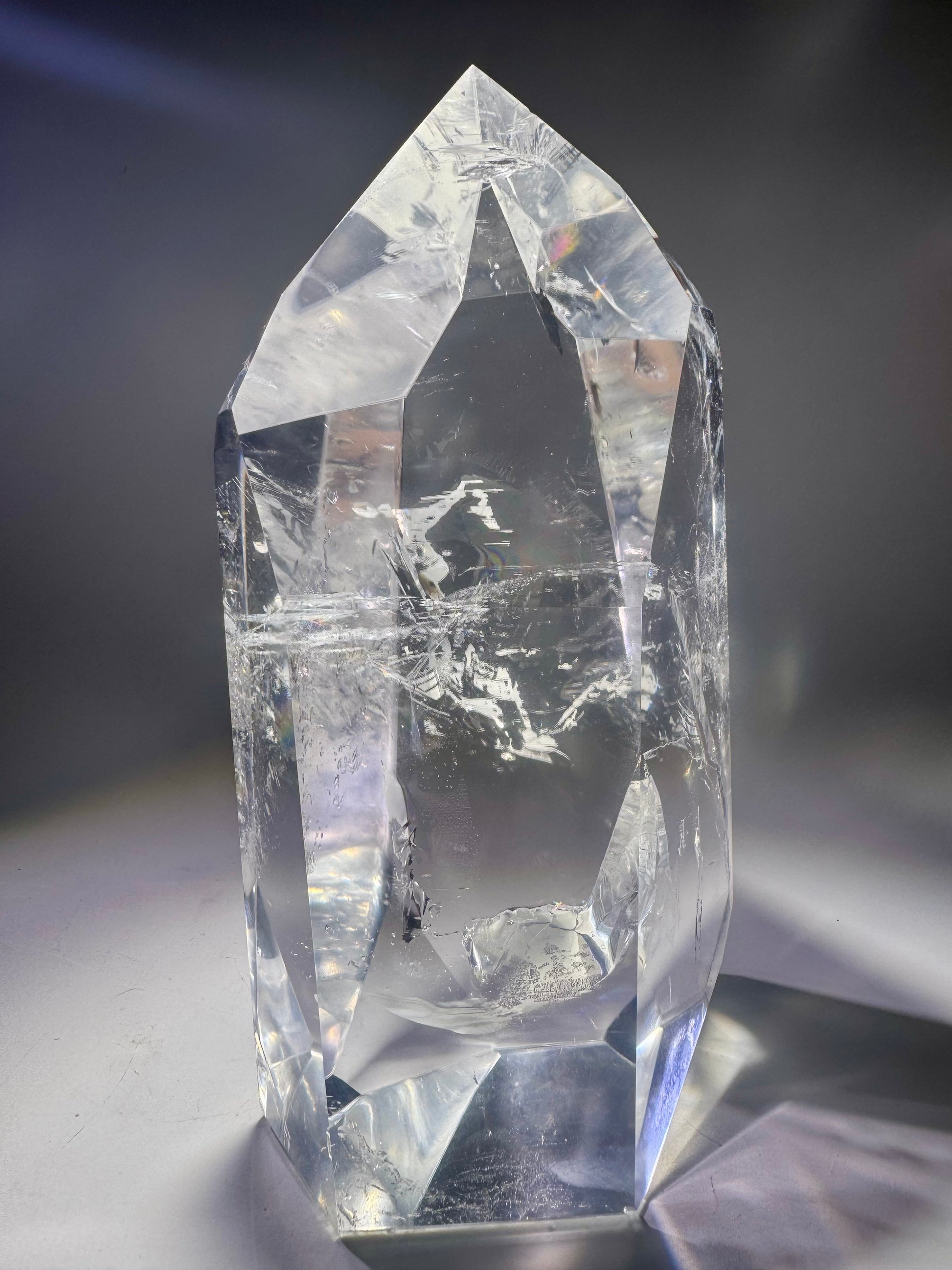 Seltene Lemurian Kristallspitze 19cm 1.68kg – ultraklar, Bahia Brasilien, mit farbigem Feuer und schillernden Reflexen