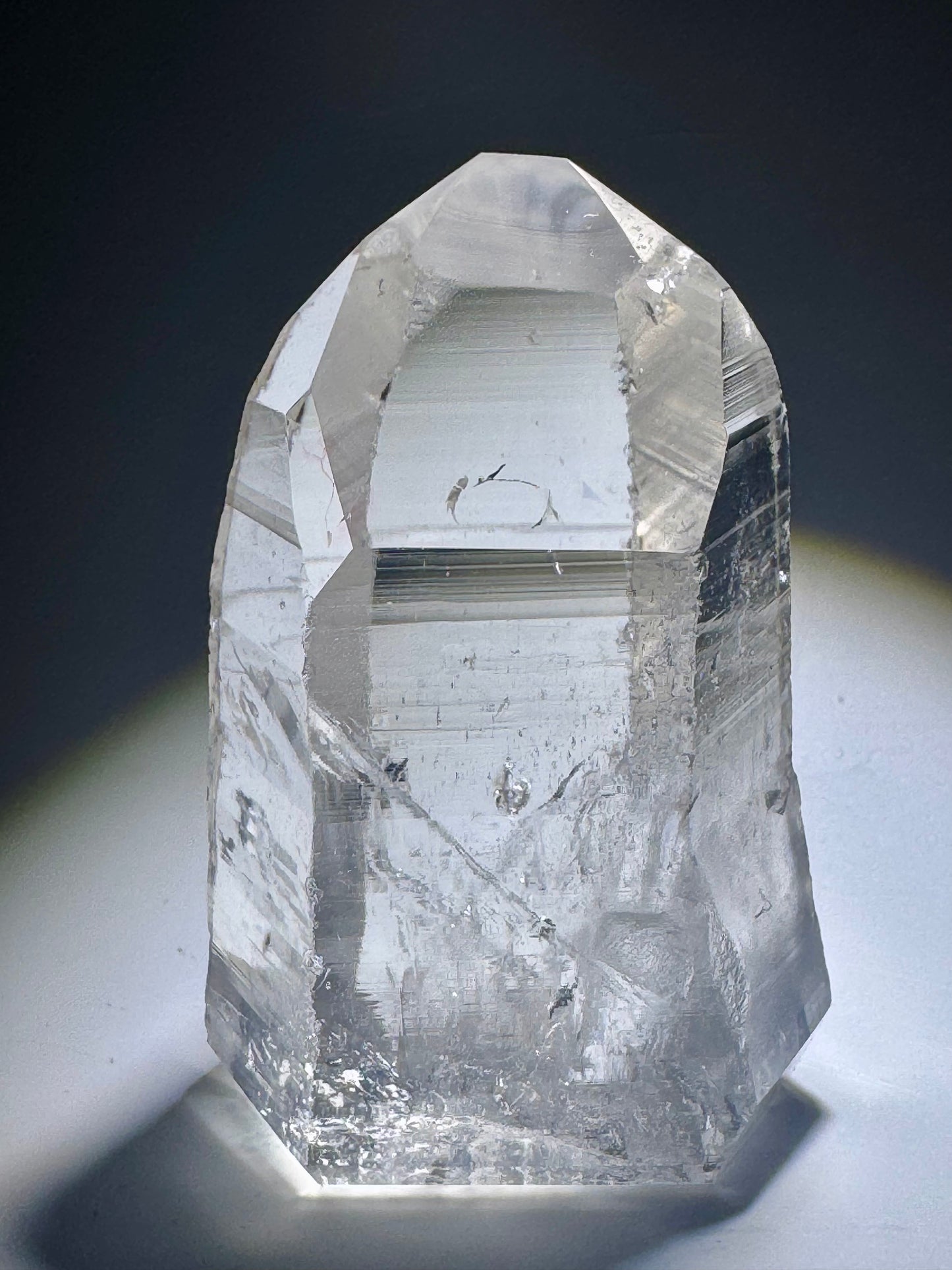 Seltene Lemurian Kristallspitze mit klarer Oberfläche und lebendigem Inneren