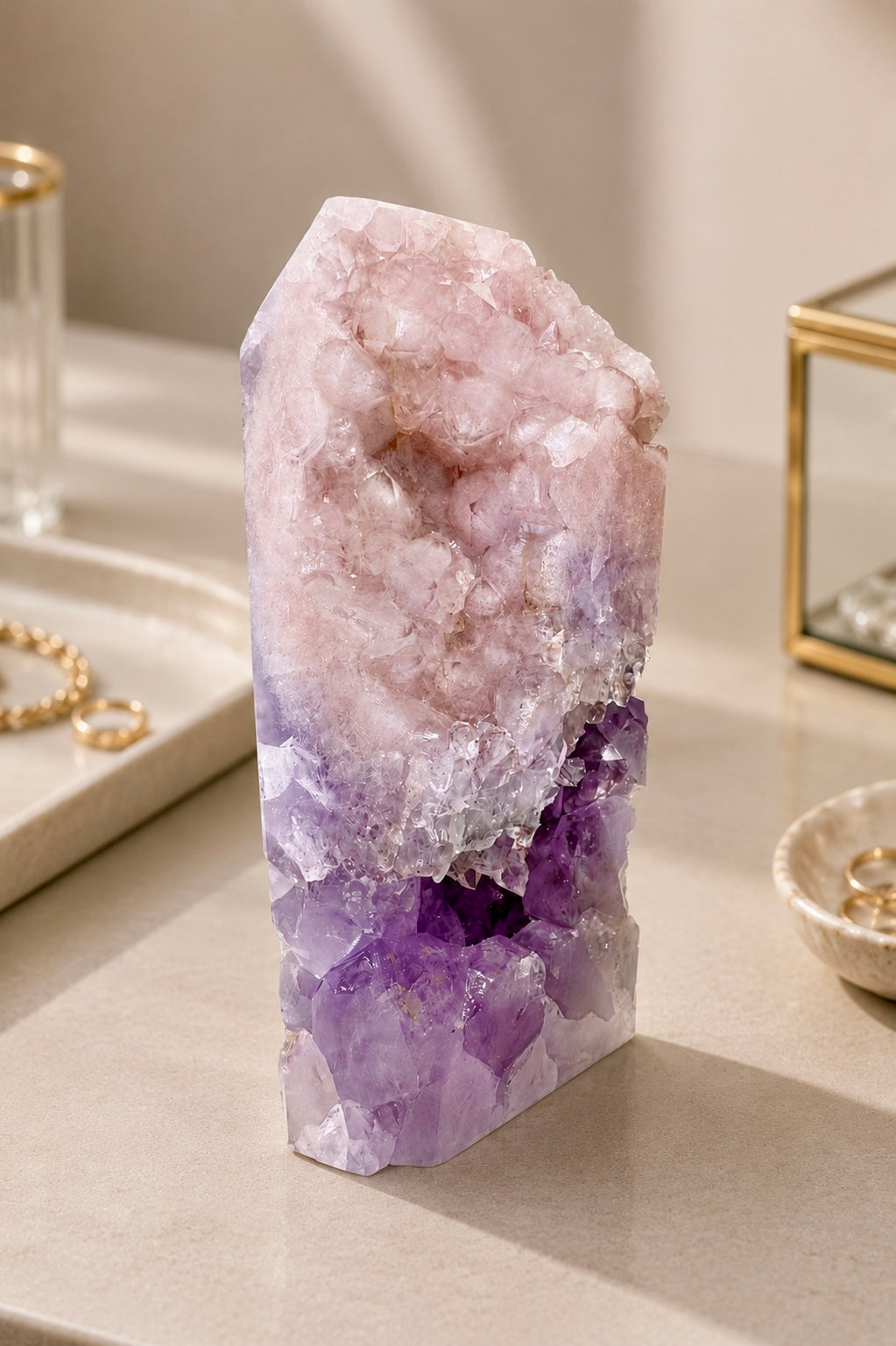Seltene Pink-Amethyst-Spitze aus Brasilien mit grossen transparenten Kristallen in leuchtenden Pink- und Lilatönen.