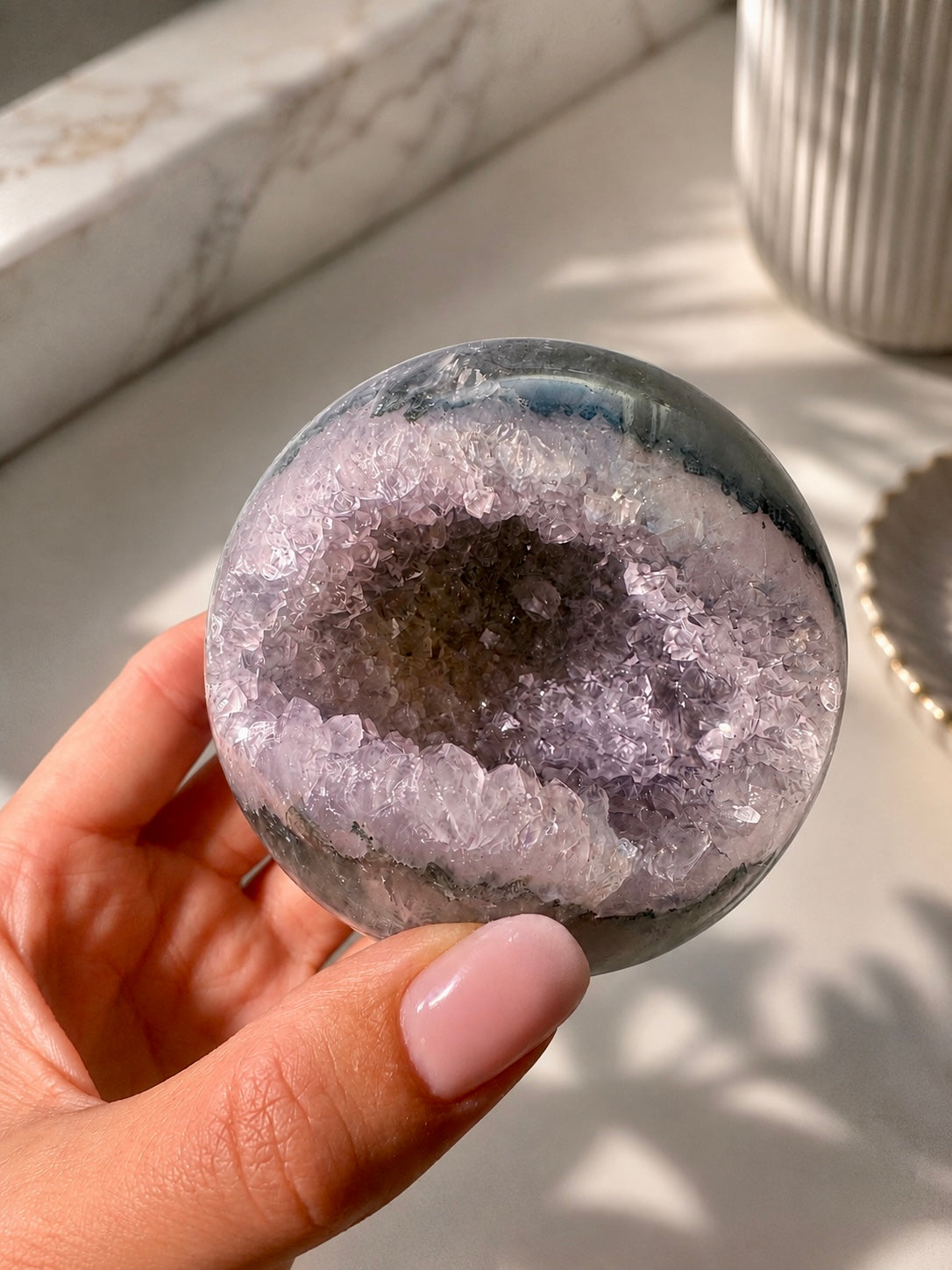 Seltene grüne Amethyst Kugel aus Uruguay mit 7,8 cm Durchmesser und 527 g Gewicht, funkelnden Kristallen und wunderschöner grüner Farbe für Harmonie, Herzenergie und spirituelles Wachstum.