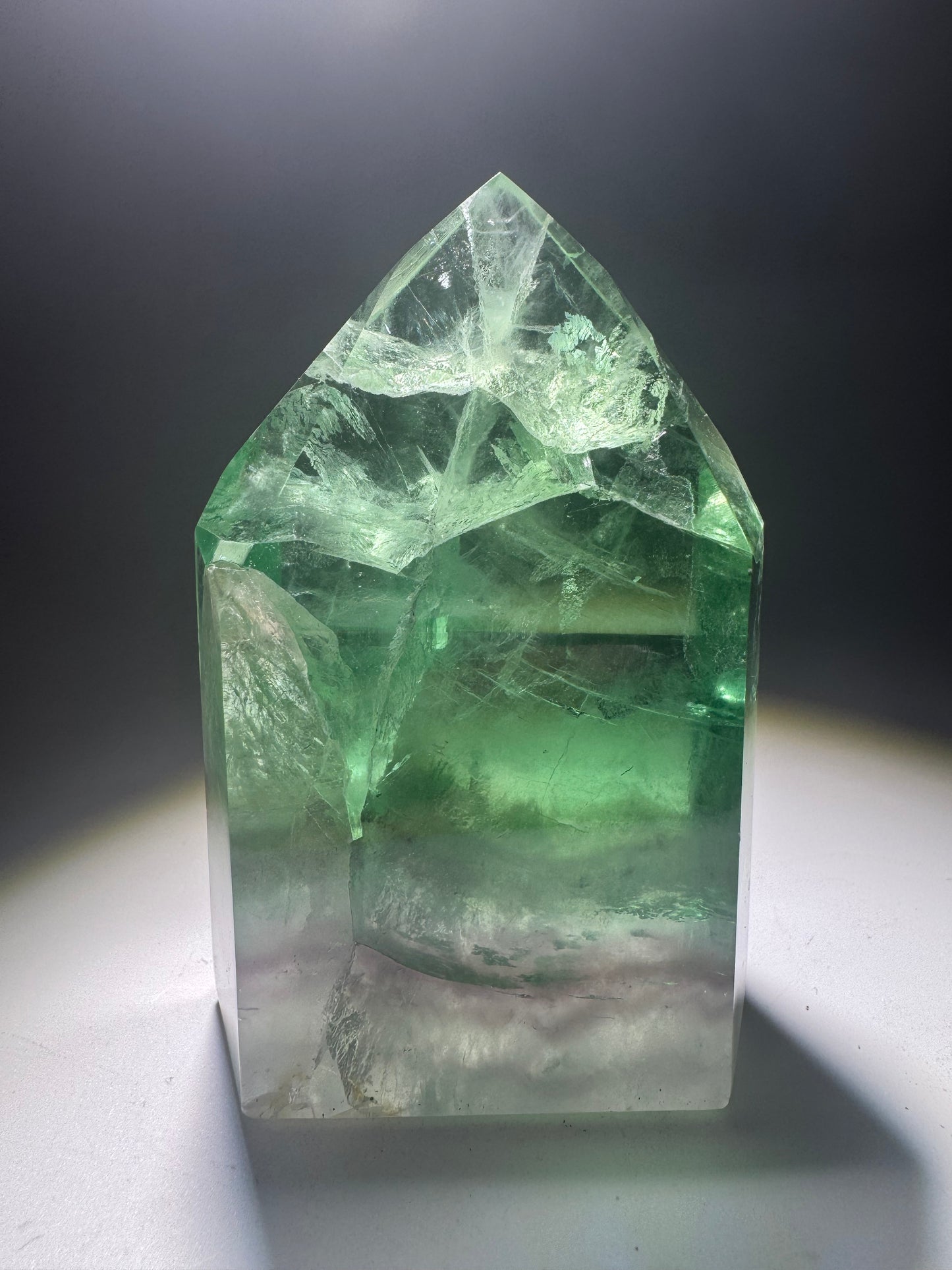 Seltene grasgrüne klare Fluoritspitze aus Brasilien, 8,2 cm hoch