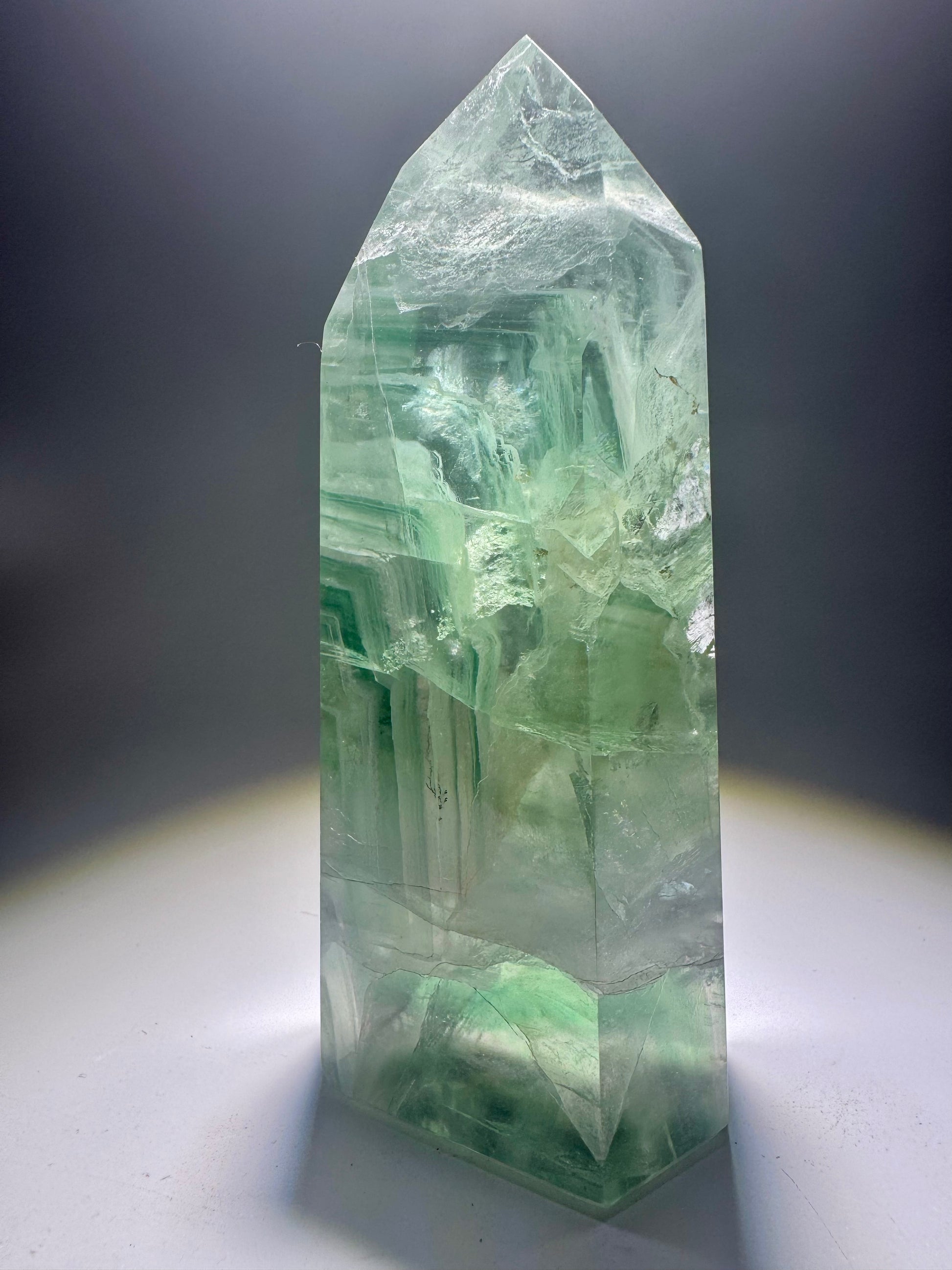 Seltene mintgrüne Fluoritspitze aus Brasilien mit Regenbogen und Phantomlinien