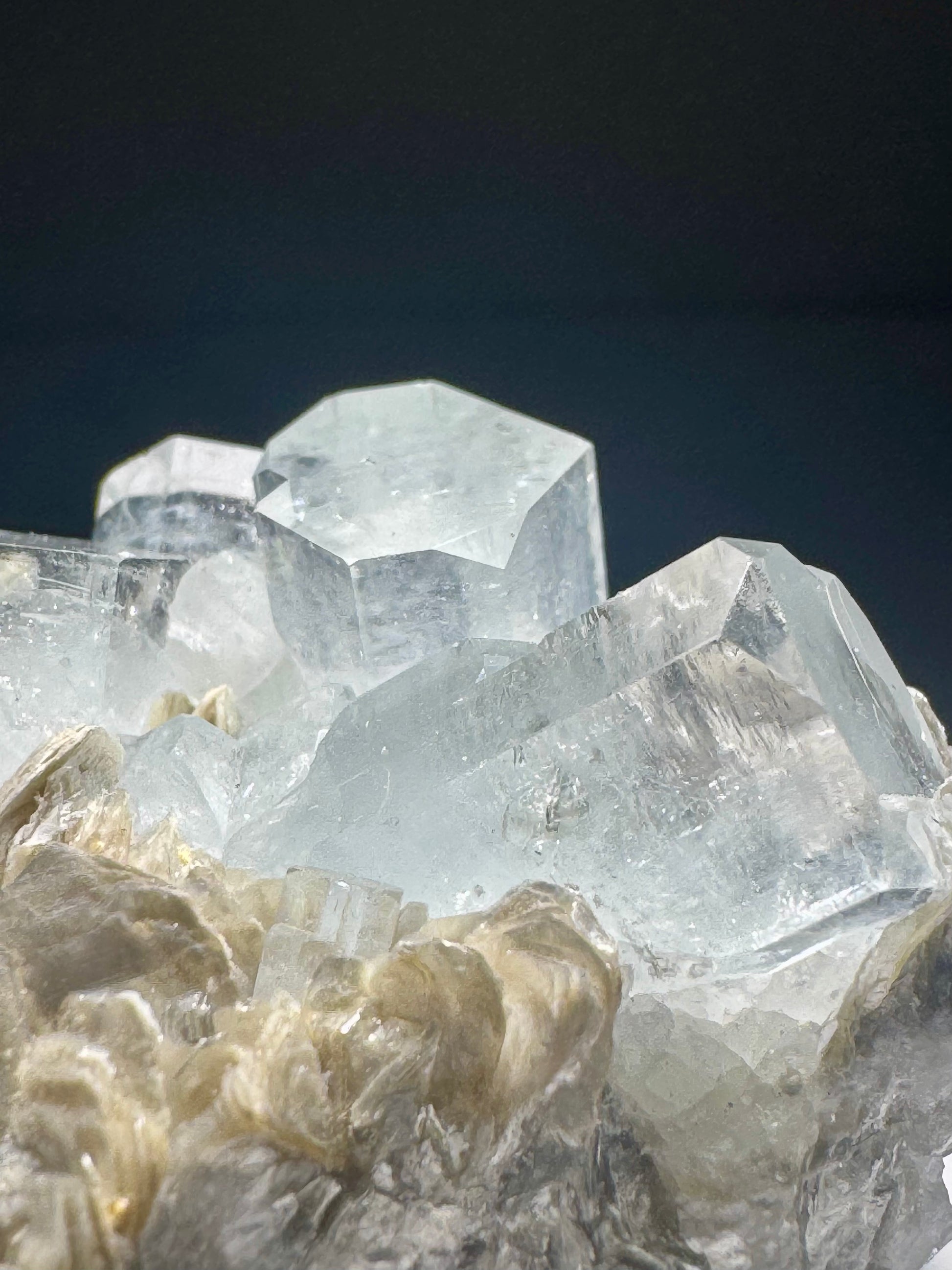 Seltener Aquamarin mit Mica auf Matrix – 1A Sammlerqualität