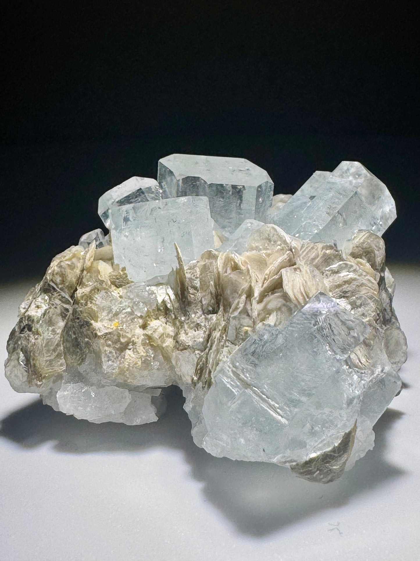 Seltener Aquamarin mit Mica auf Matrix – 1A Sammlerqualität