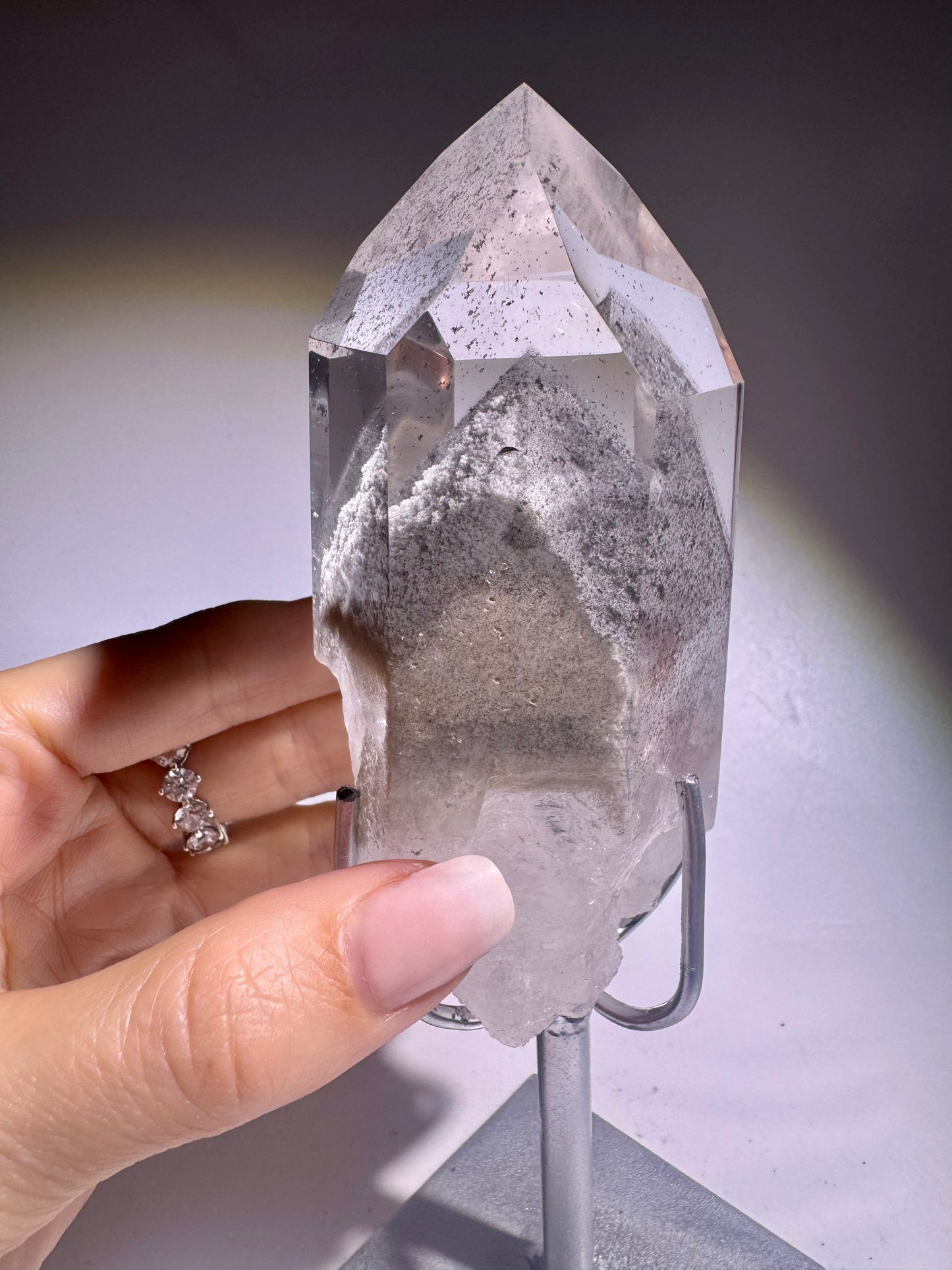 Seltener Lemurian Bergkristall Brasilien, extra gross 18 cm, 399 g, ultraklarer Black Phantom mit verschneiter Bergstruktur