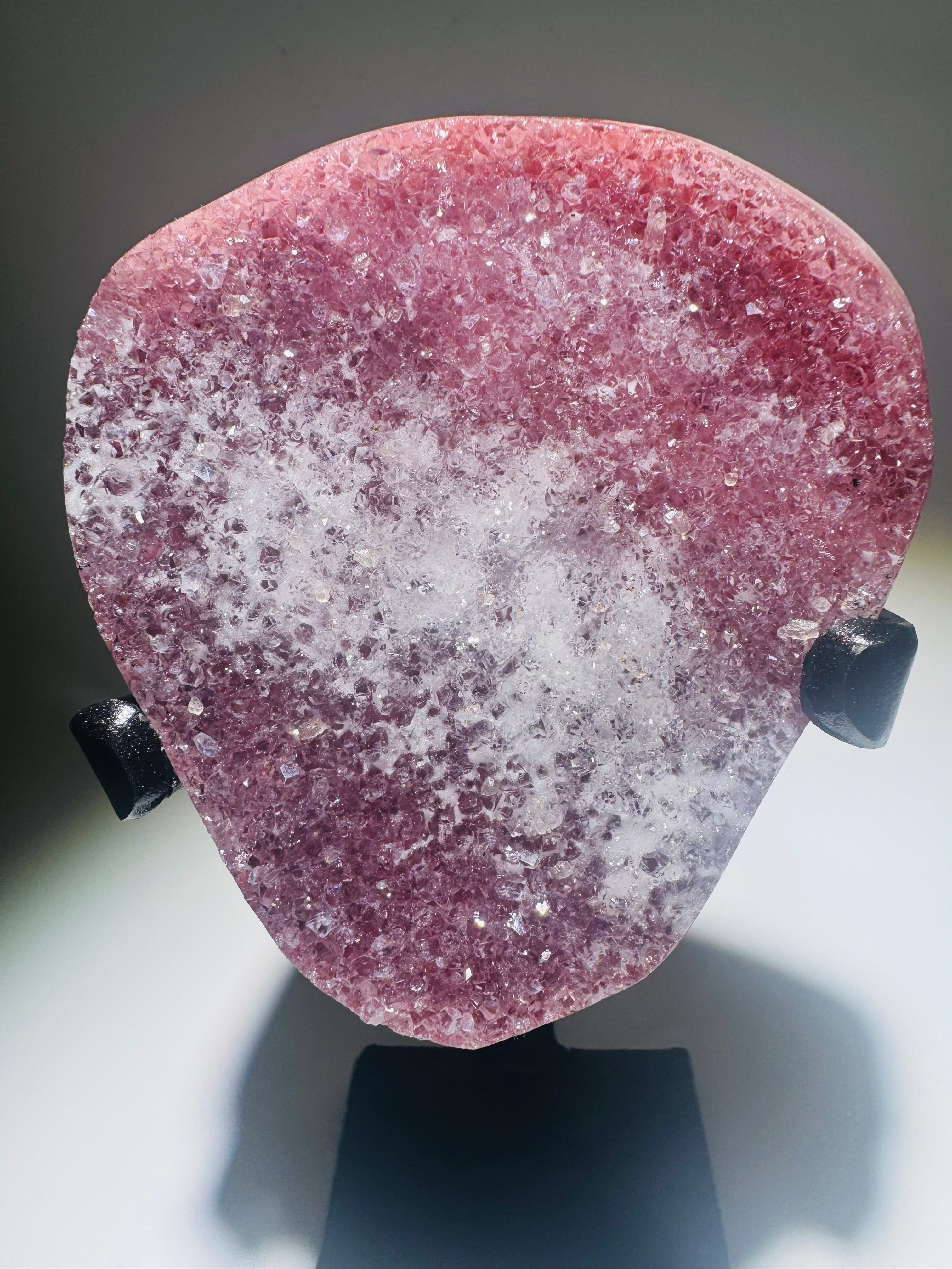 Seltener roter Achat 9,2 x 8,5 cm mit Ständer