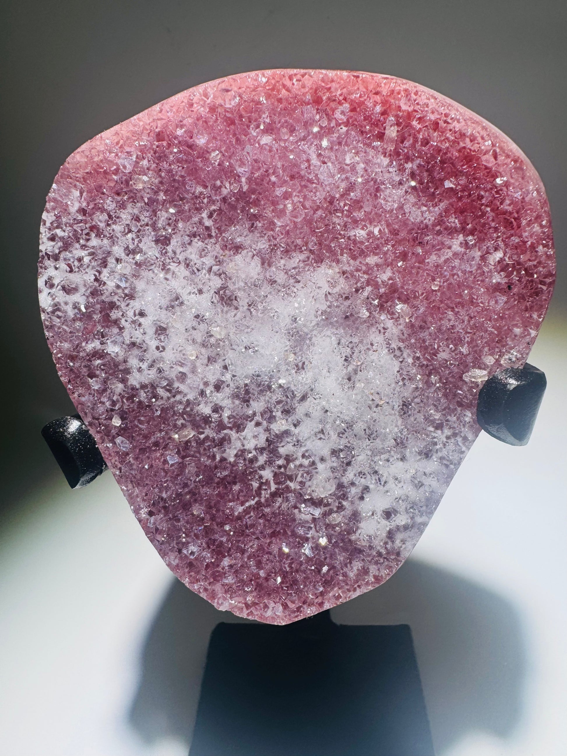 Seltener roter Achat 9,2 x 8,5 cm mit Ständer