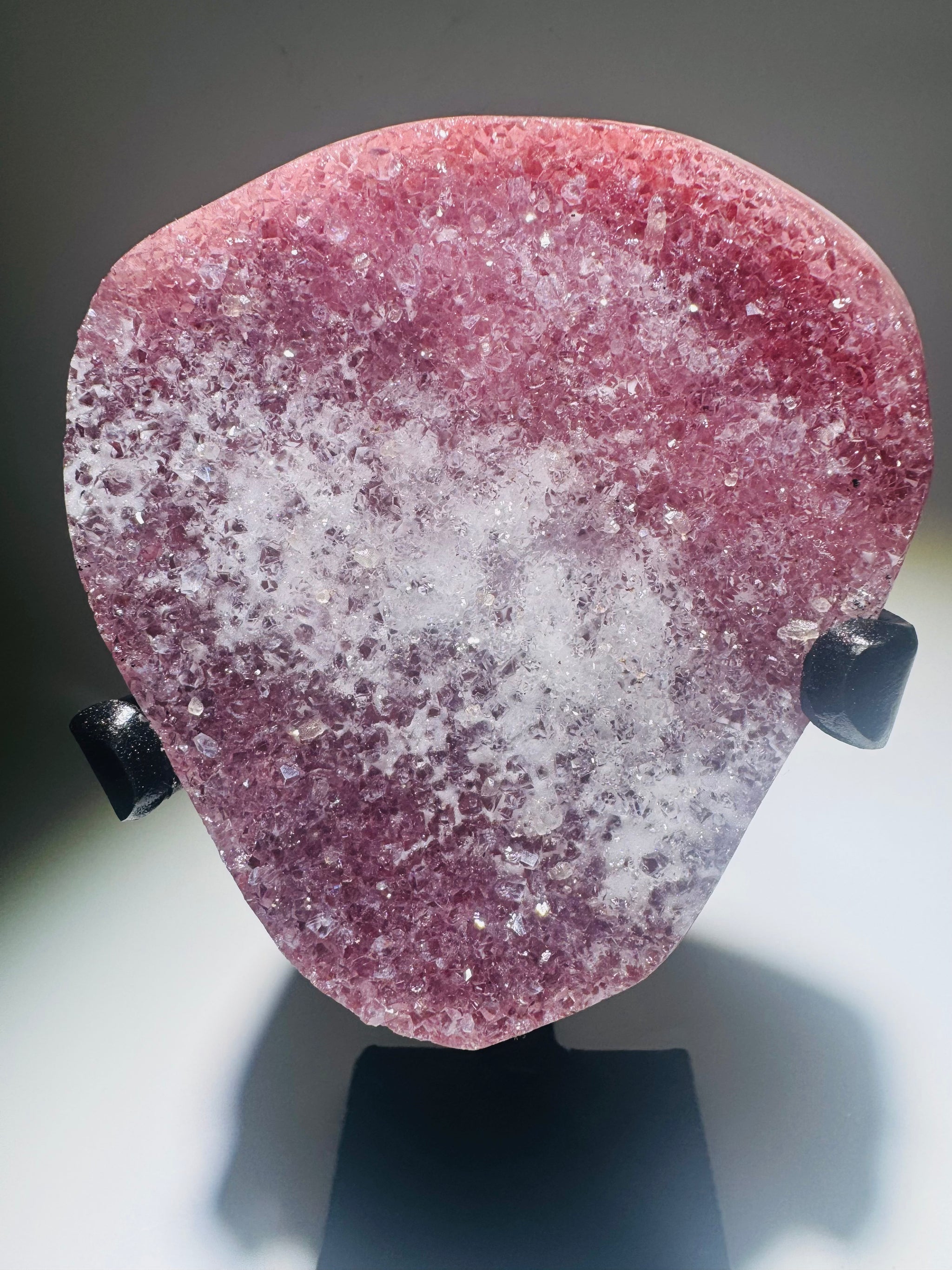 Seltener roter Achat 9,2 x 8,5 cm mit Ständer