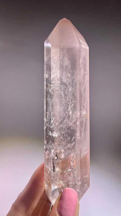 Seltener ultraklarer Pink-Lithium Kristall mit feinen Phantomen – 14 cm gross, 222 g schwer, aus Brasilien