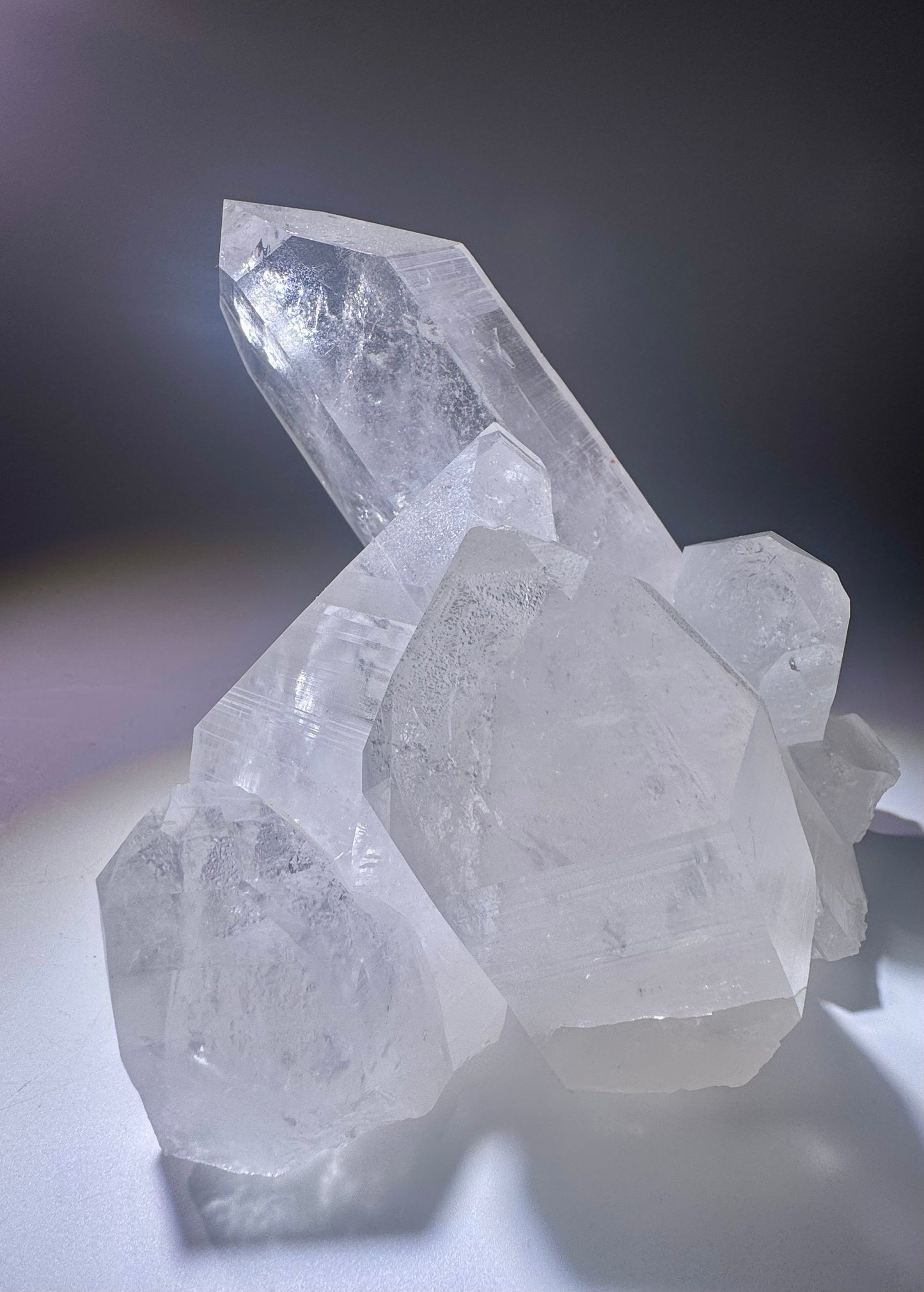 Seltenes Lemurian Cluster aus Brasilien mit horizontalen Wissenslinien, fünf Spitzen und ausserordentlicher Klarheit – 1,2 kg, 14 cm