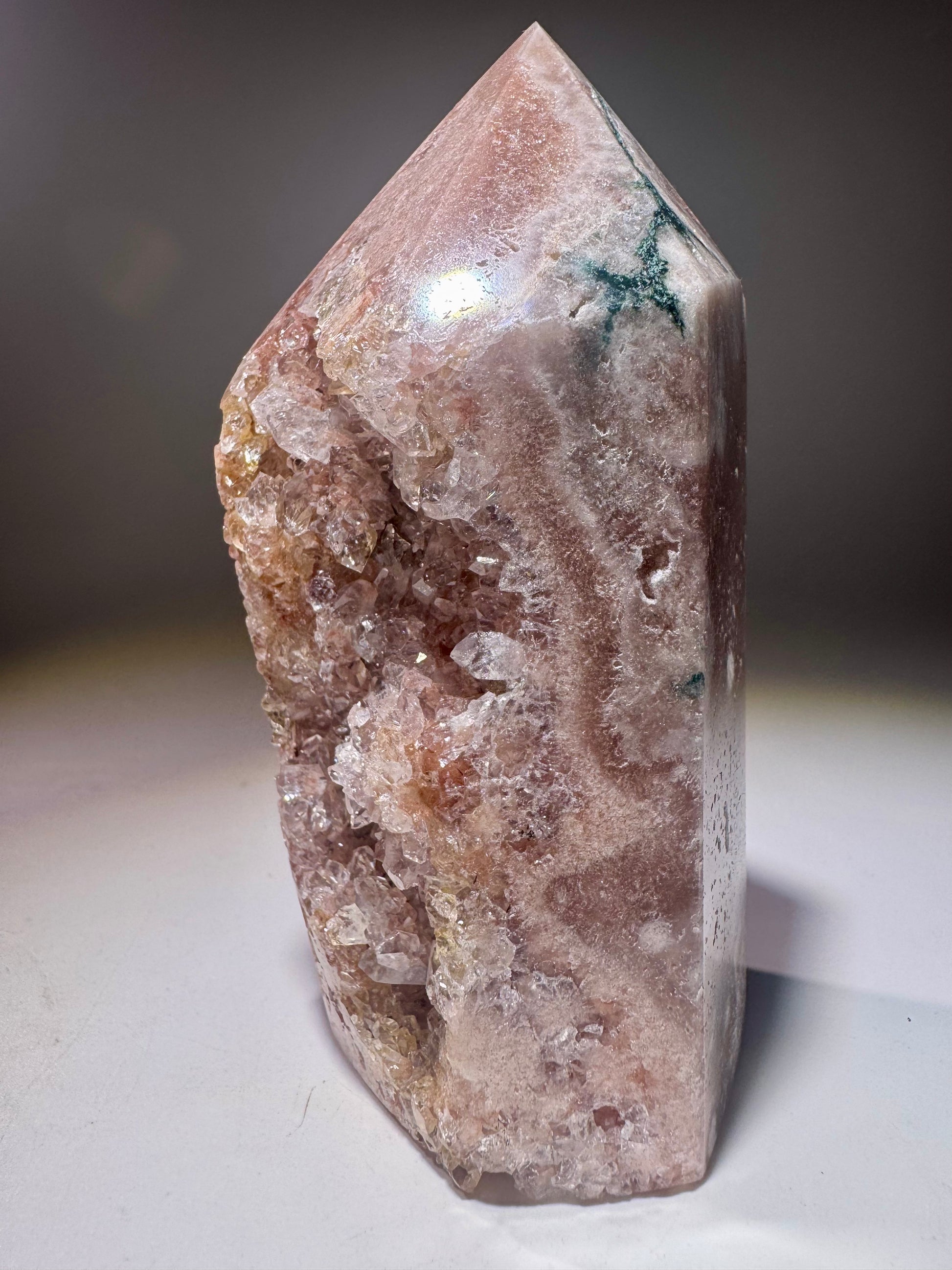 Seltenes Pink Amethyst Unikat mit blumenartigen Kristallen und feinen grünen Linien, 11 cm hoch, 467 g schwer – aus Soledade, Brasilien