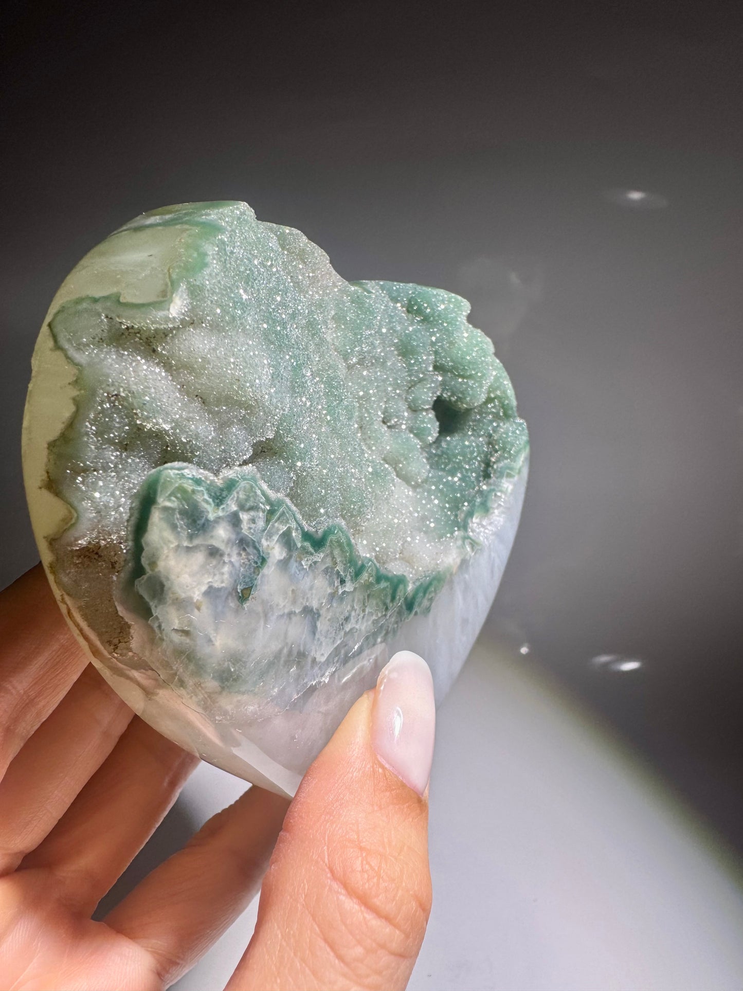 Seltenes Rainbow Amethyst Herz 10 cm – Grün & Doppelkristallisation 