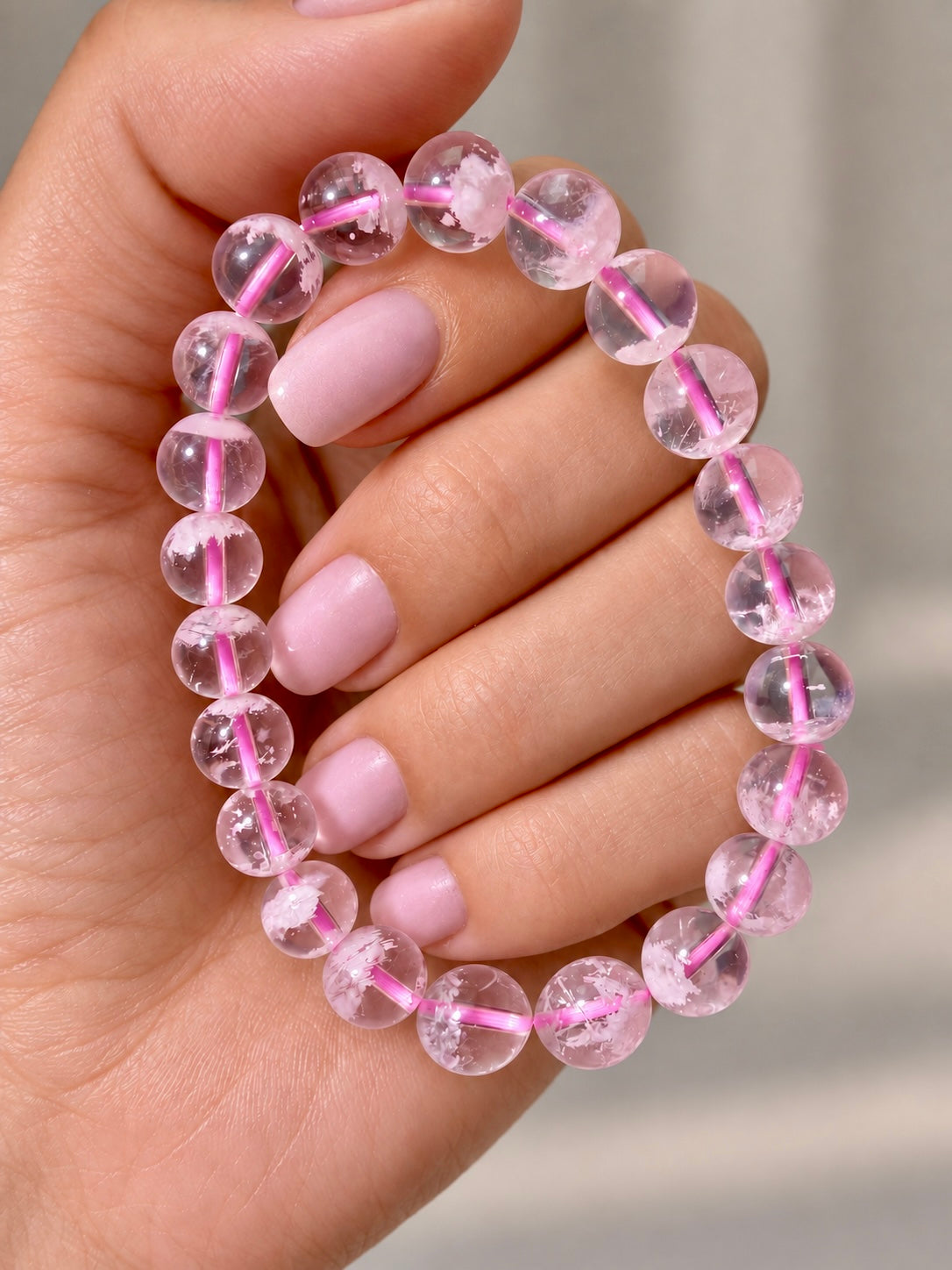 Snowflake Garden Quartz Armband in zartem Rosa mit einzigartigen natürlichen Mineral-Einschlüssen