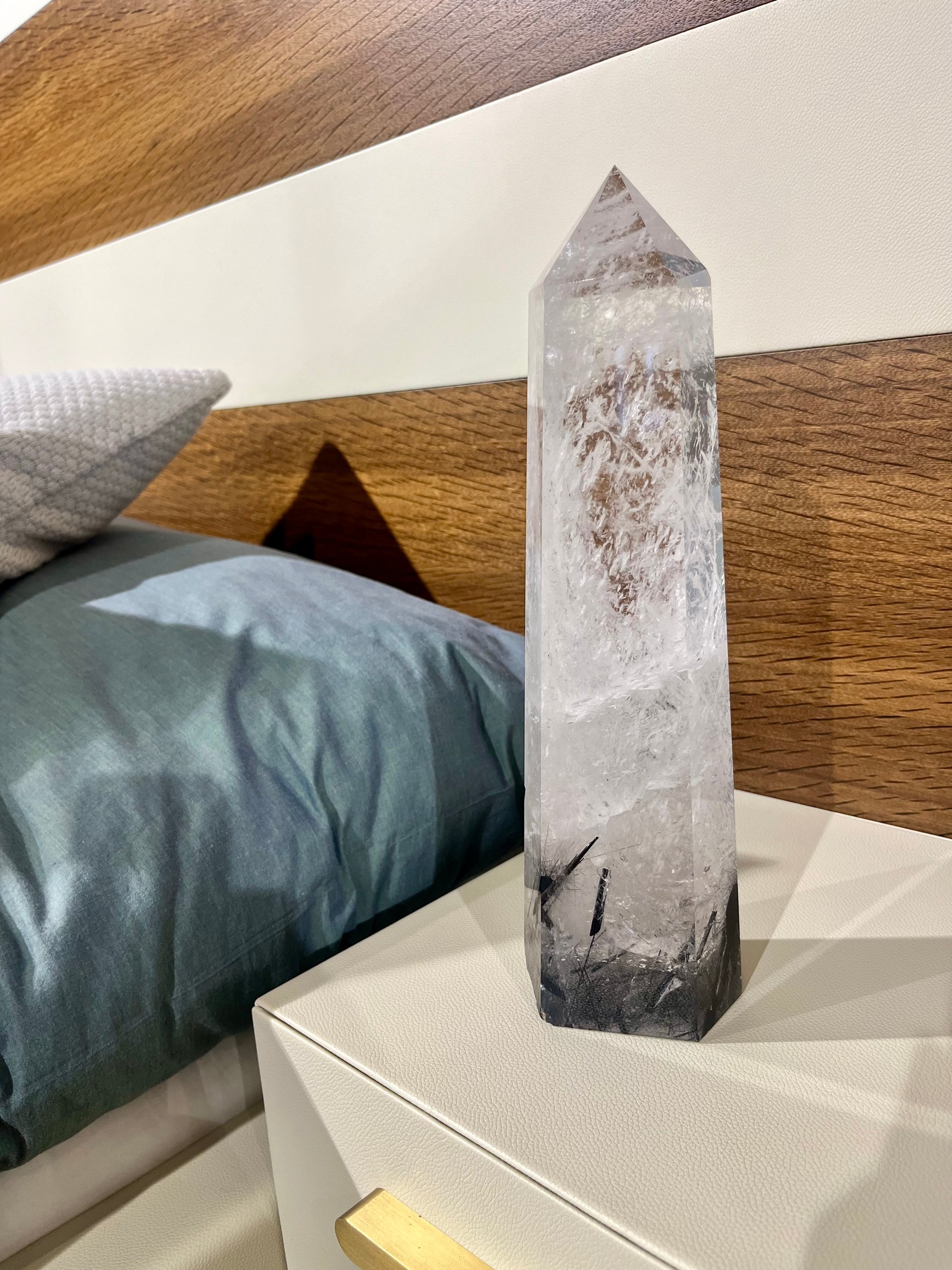Spektakuläre Kristallspitze mit Turmalin-Einschlüssen – Brasilien