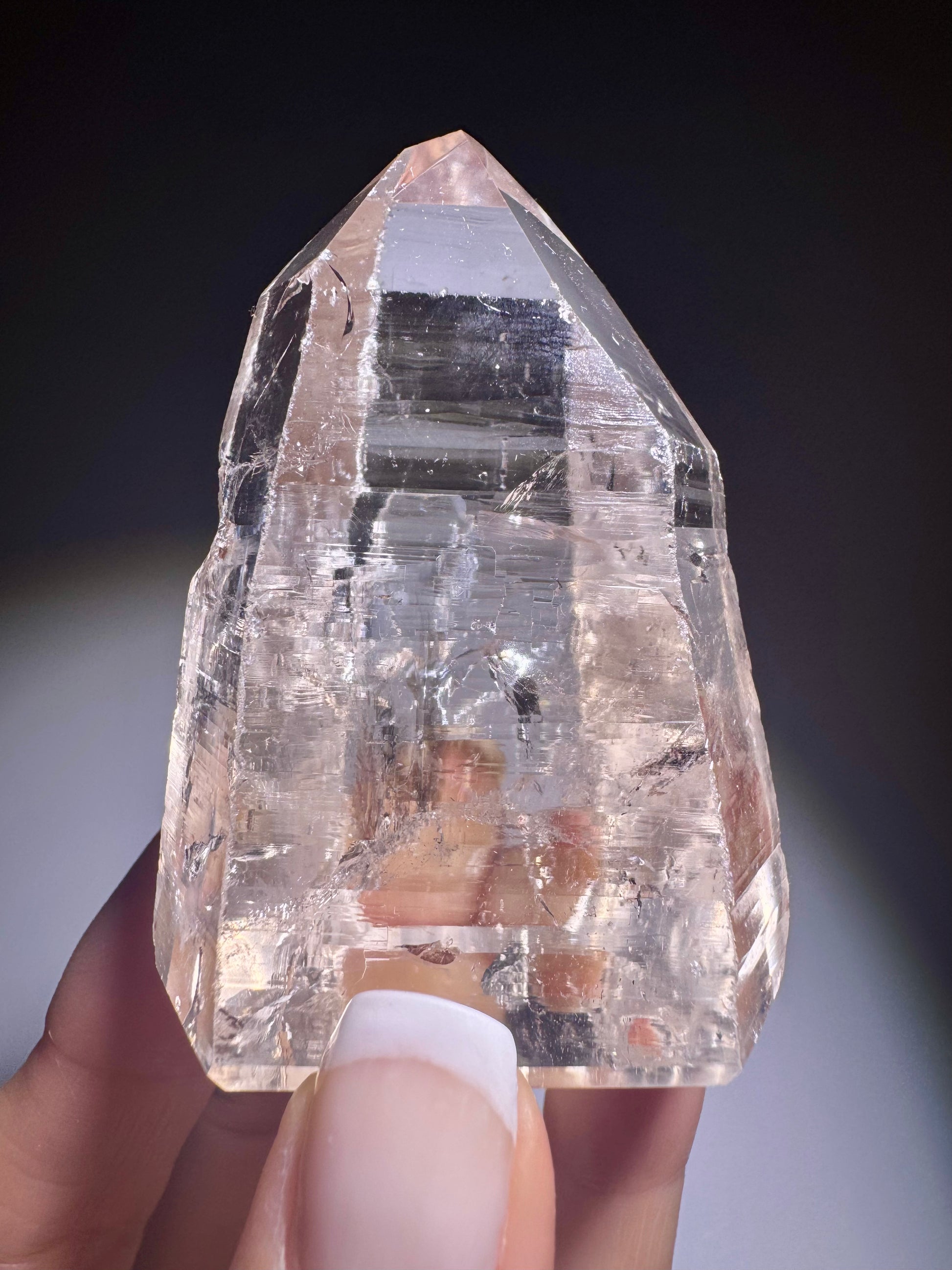 Spiritueller Lemurian Kristall mit klarer Struktur und natürlicher Schönheit