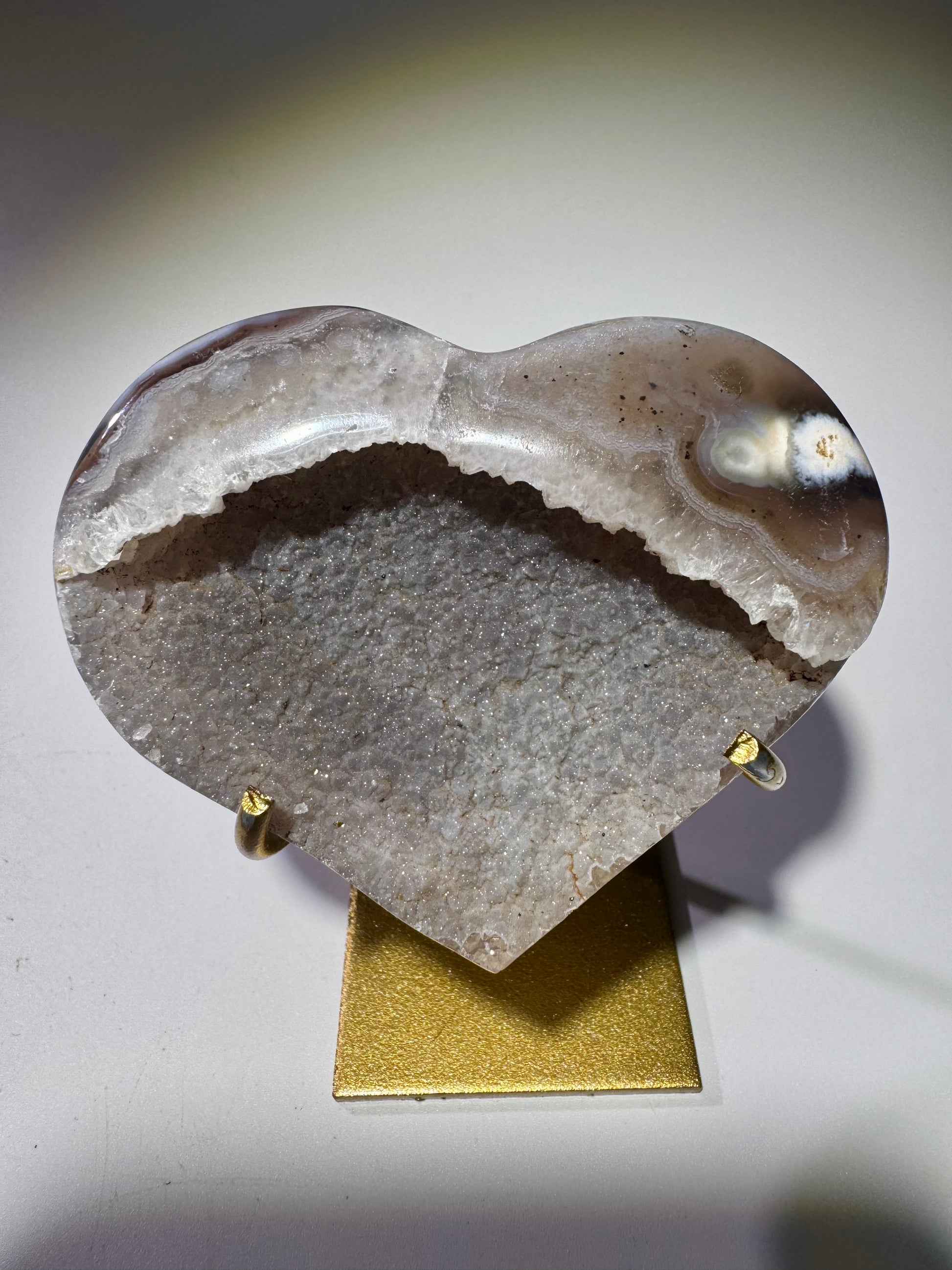 Strahlendes Achat-Herz mit funkelndem Galaxie-Effekt auf elegantem goldenen Ständer, ca. 7.5 x 6 cm, Brasilien
