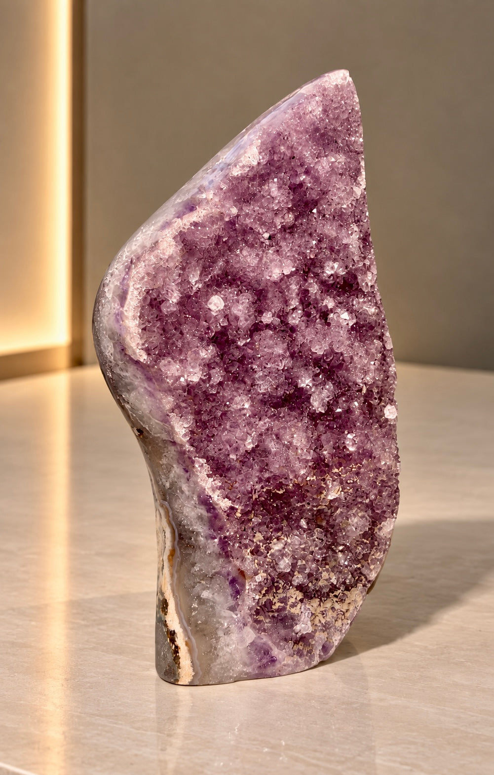Sugar Sparkle Rainbow Amethyst aus Uruguay mit feiner Kristallstruktur