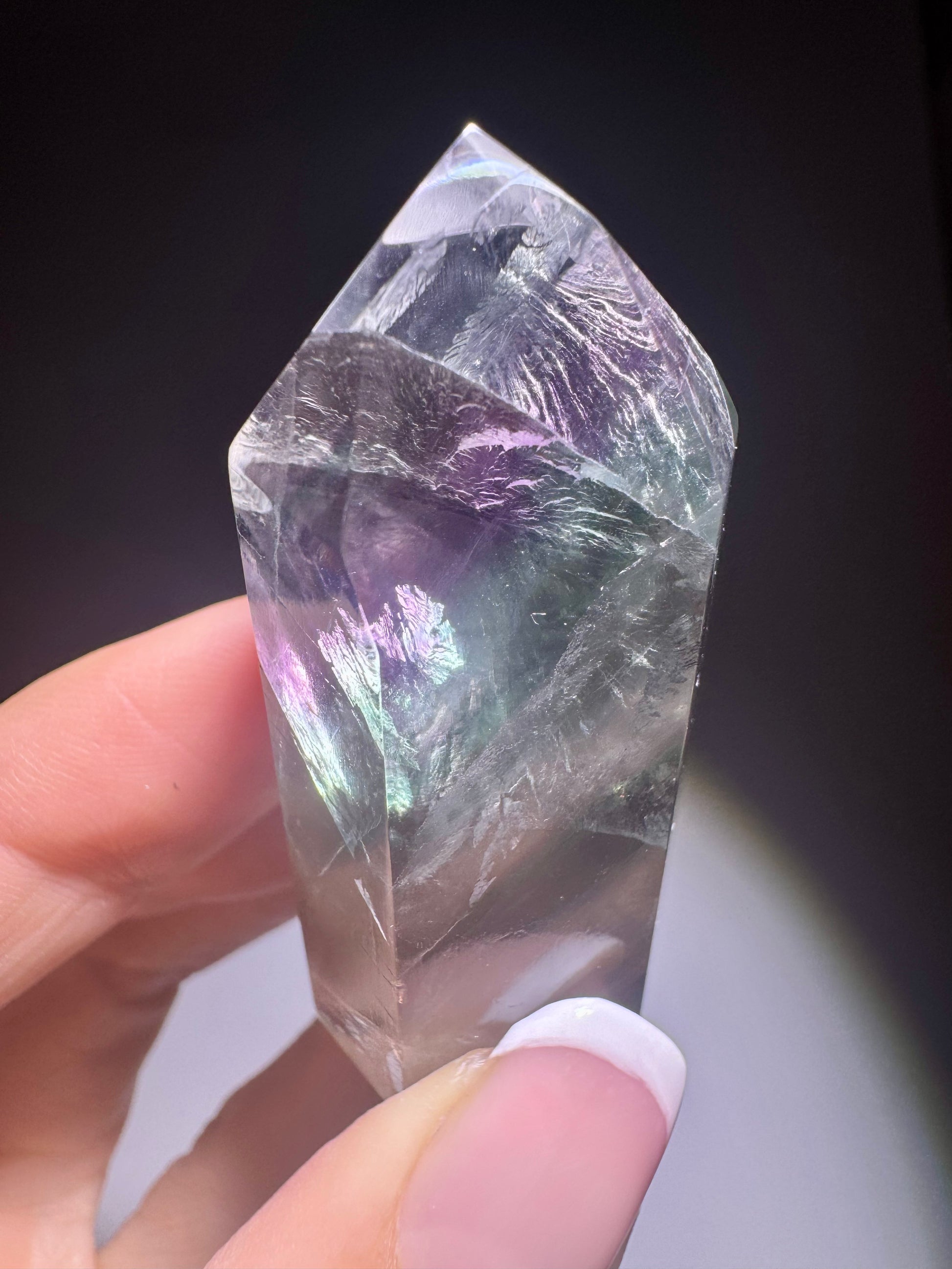 Super süsse Fluorit Spitze 5,3 cm – Regenbogenfarben in zarter Klarheit