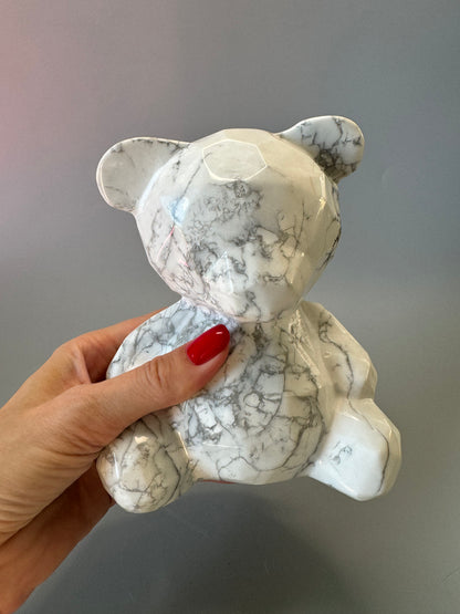 Teddy Bär aus Howlite Kristall – Einzigartige Edelstein-Skulptur