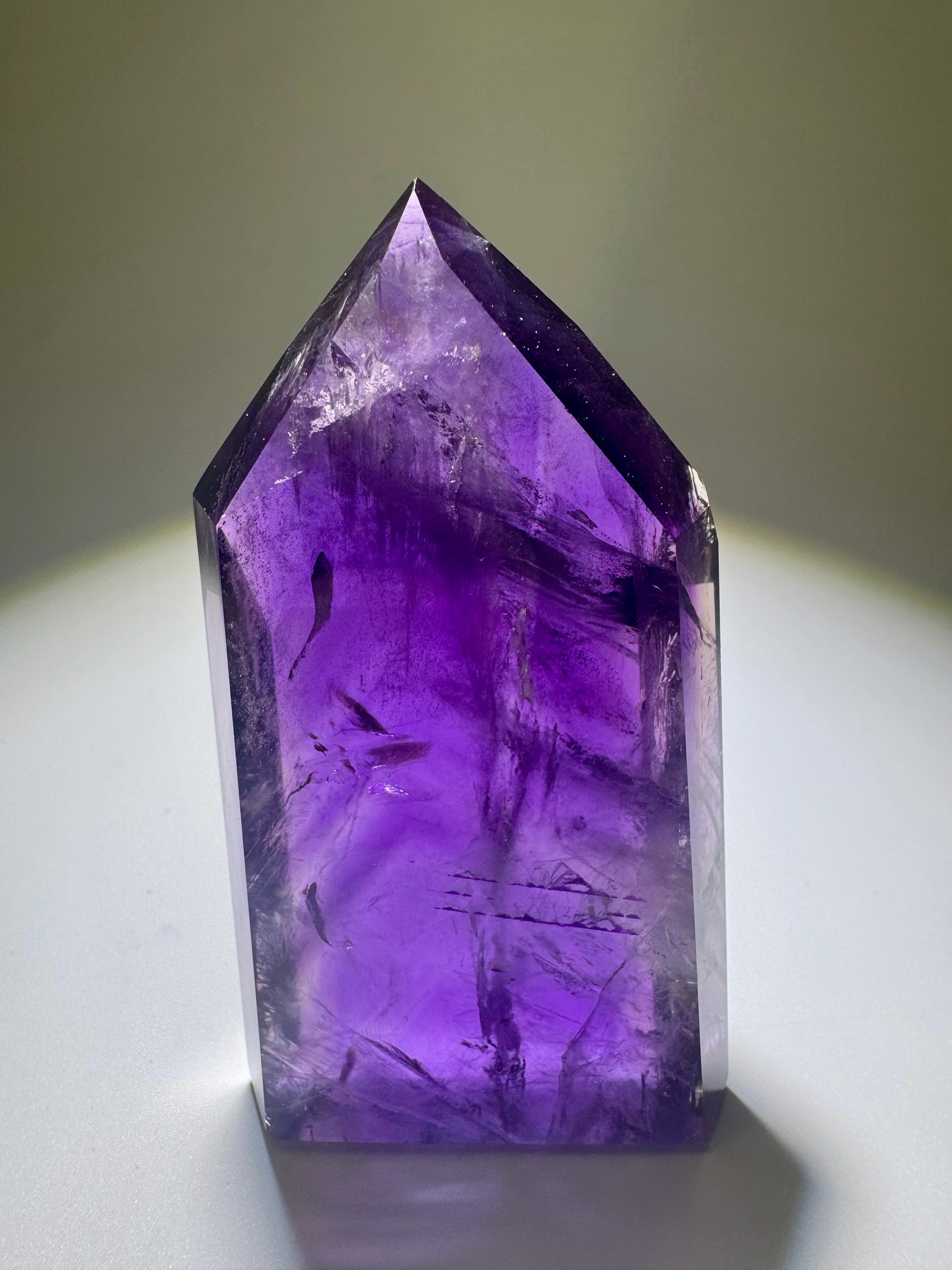 Tief violette Ametrin Spitze (Amethyst/Citrin) aus Brasilien, 7,8 cm, 106 g. 