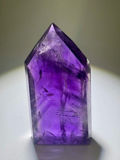 Tief violette Ametrin Spitze (Amethyst/Citrin) aus Brasilien, 7,8 cm, 106 g. 