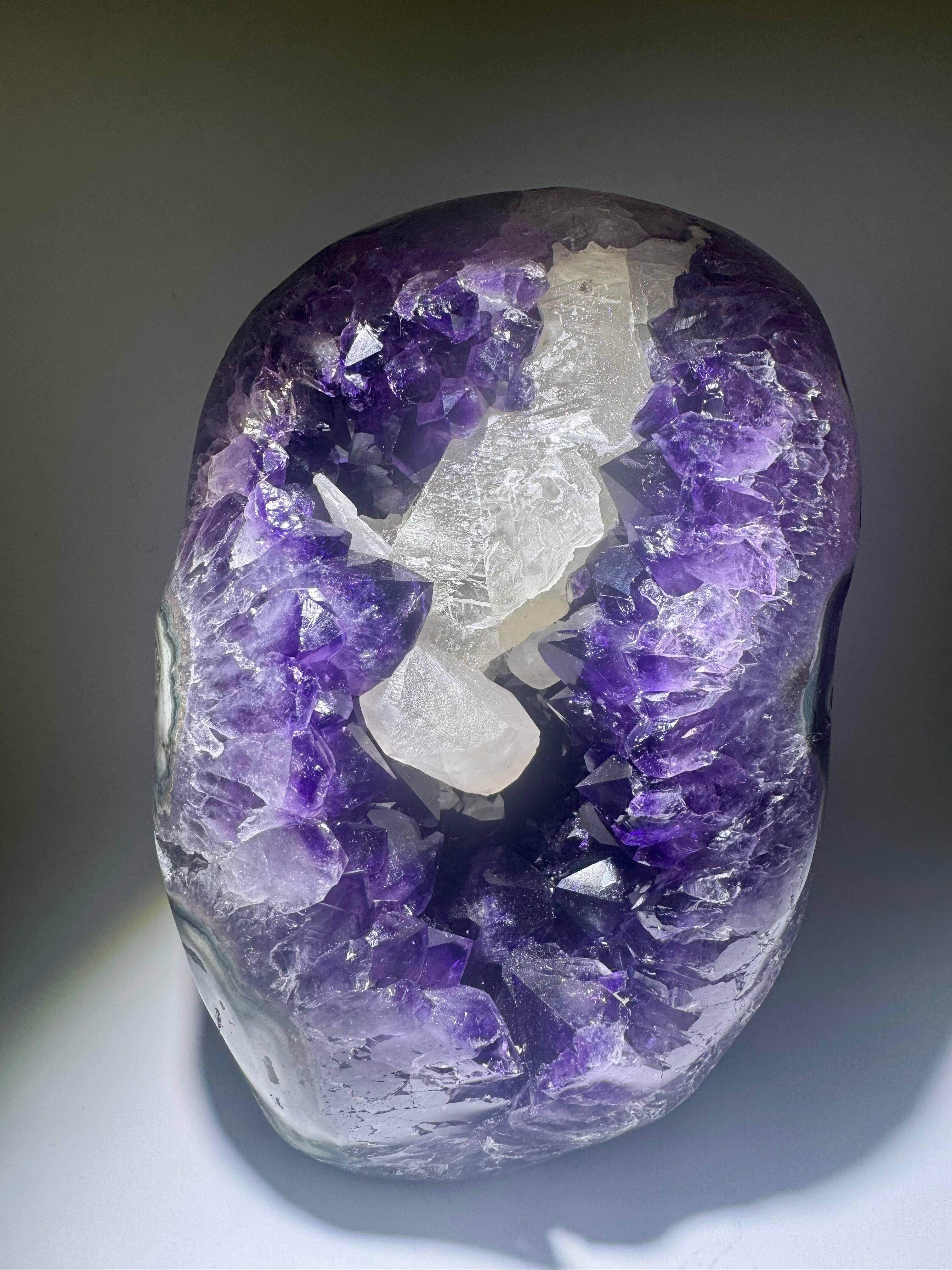 Tieflila Amethyst-Druse mit grossem, verzuckertem Kalzit – aus Uruguay, naturbelassene 1A-Qualität mit einzigartiger Energie