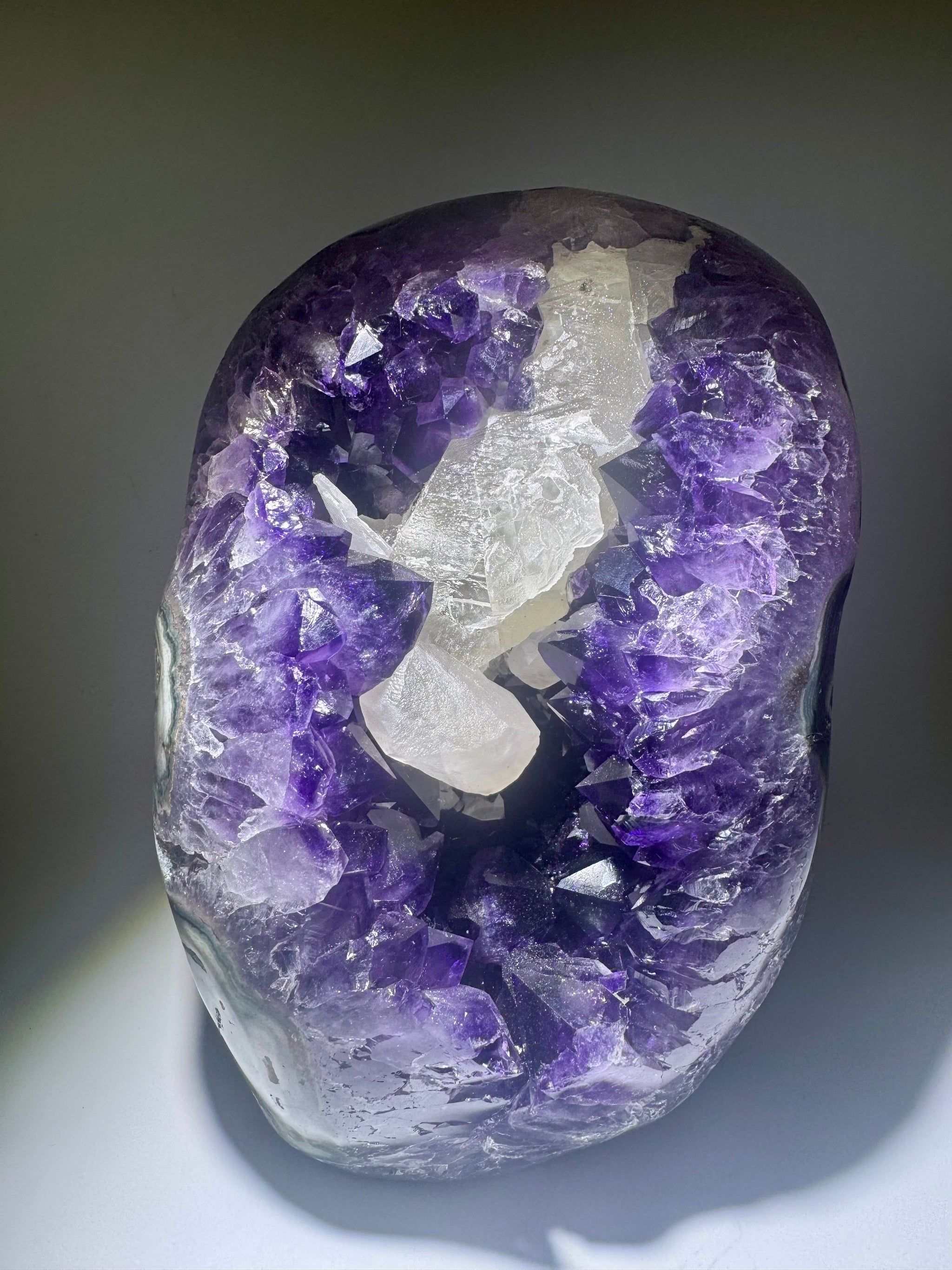 Tieflila Amethyst-Druse mit grossem, verzuckertem Kalzit – aus Uruguay, naturbelassene 1A-Qualität mit einzigartiger Energie