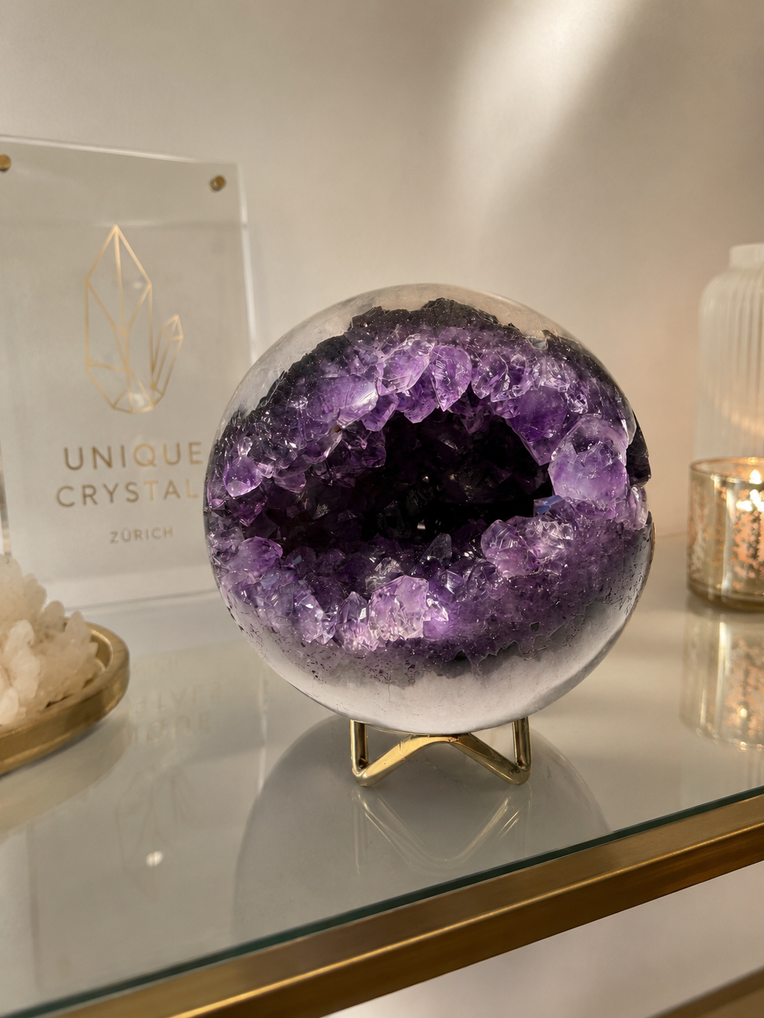 Tiefviolette Amethystkugel von Unique Crystals mit funkelnder Kristallstruktur
