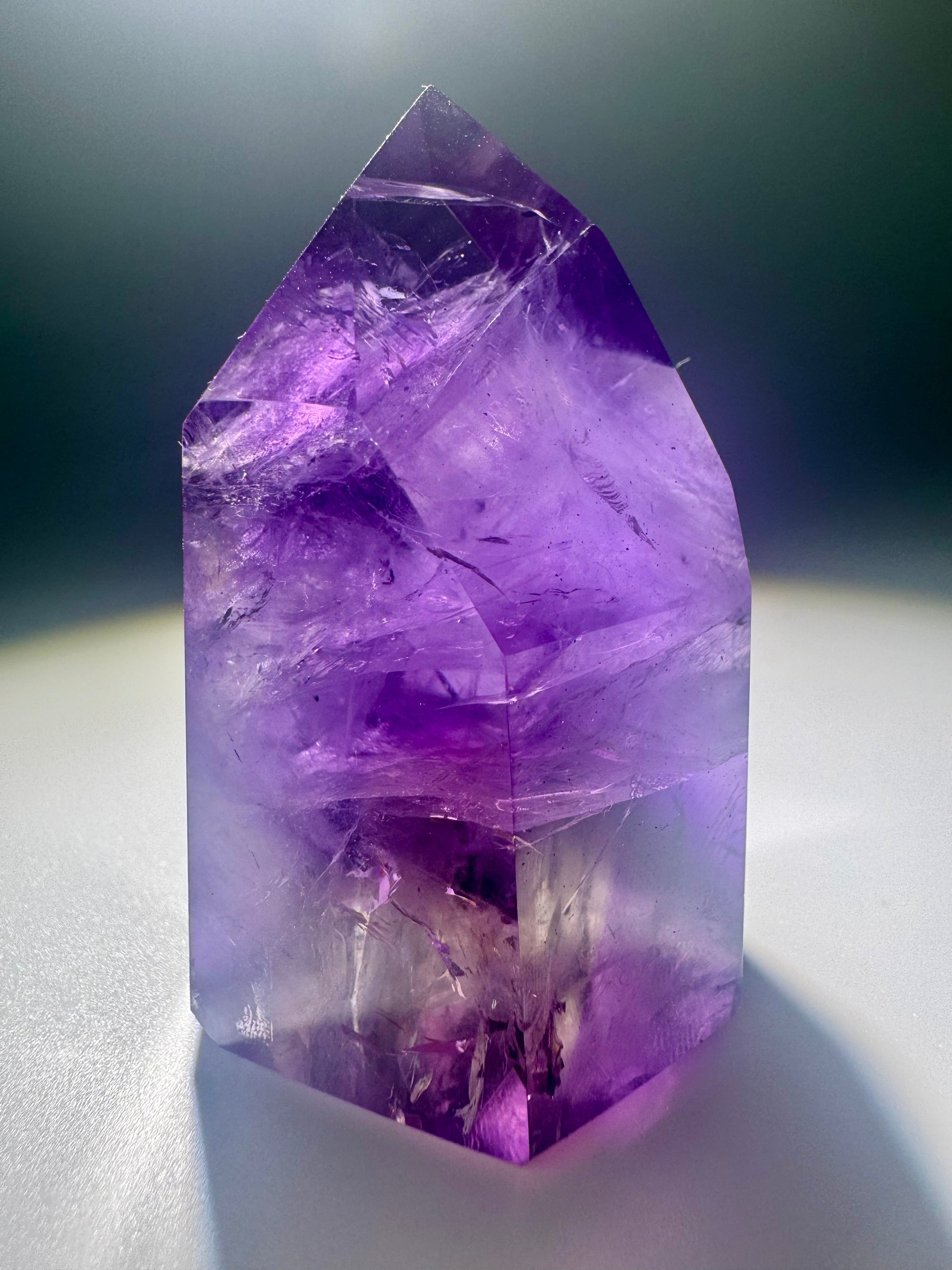 Transparente Ametrinspitze mit intensiven Farbverläufen von Amethyst zu Citrin – handverlesenes Stück aus ethischer Quelle