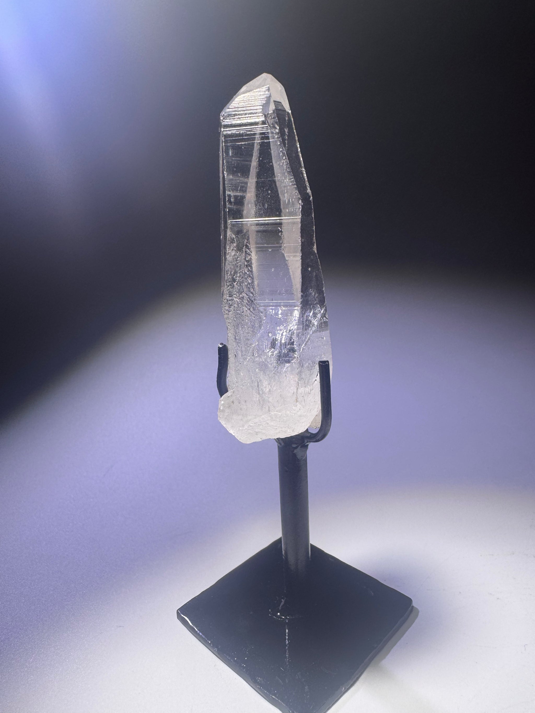 Transparente Lemurian Quarzspitze aus Brasilien mit Ständer