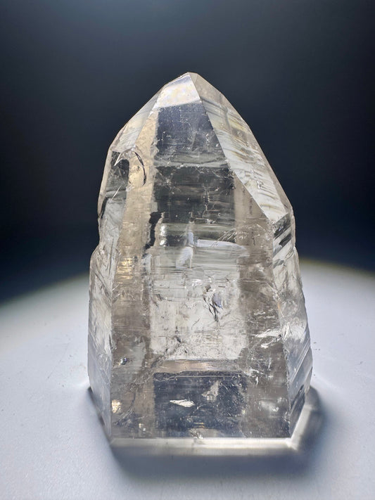 Transparente Lemurianer Spitze aus Brasilien mit energetischer Ausstrahlung