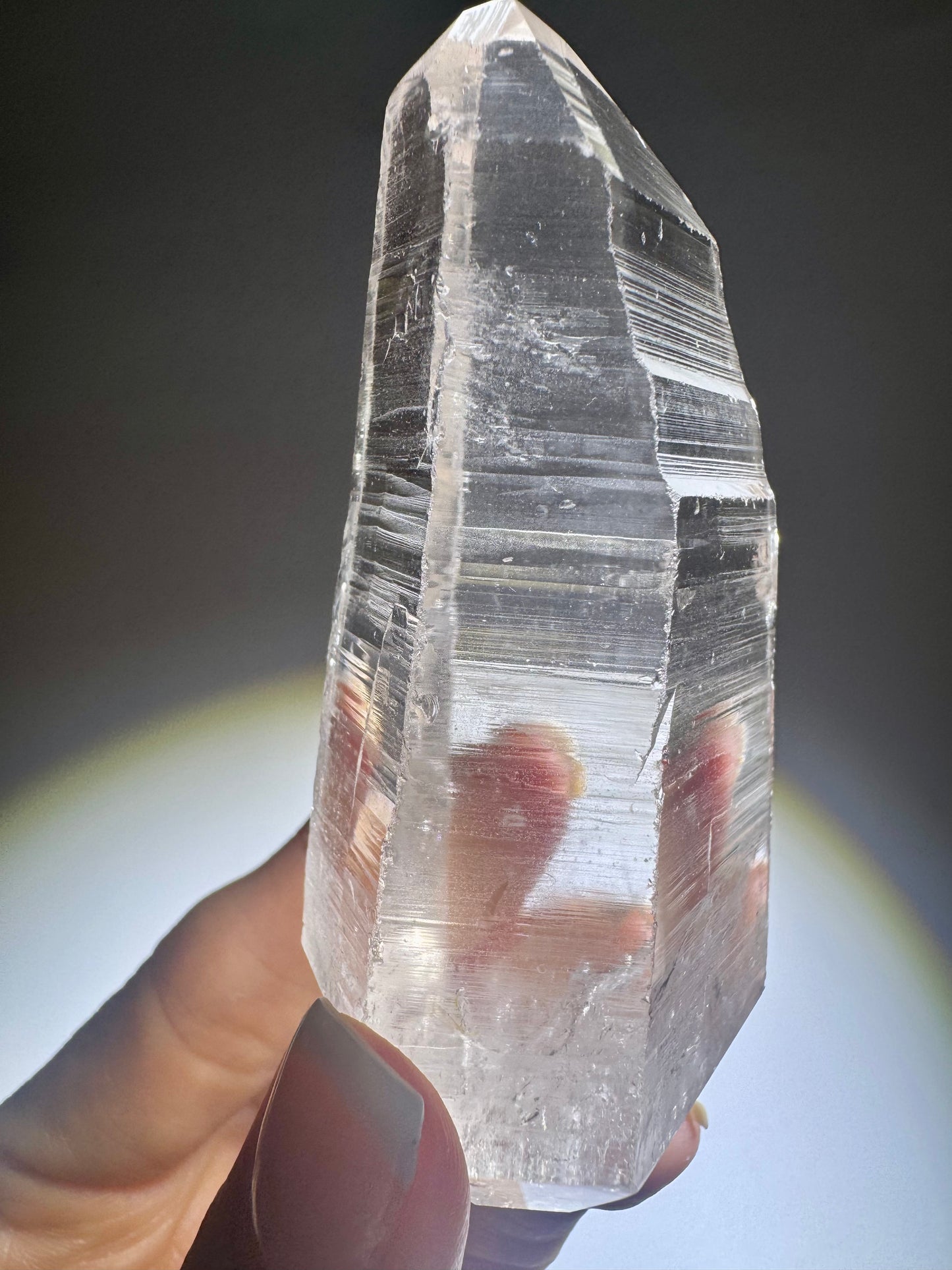 Transparenter Lemurian Quarz mit natürlicher Spitze – spiritueller Heilstein