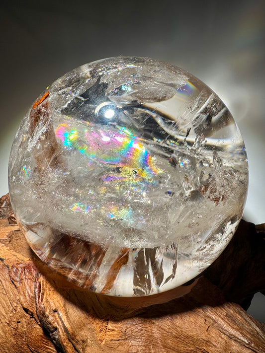 Turmalin Quarz Kugel 13 cm 5.12 in 3.55 kg 125 oz mit braunen Einschlüssen und Regenbogen