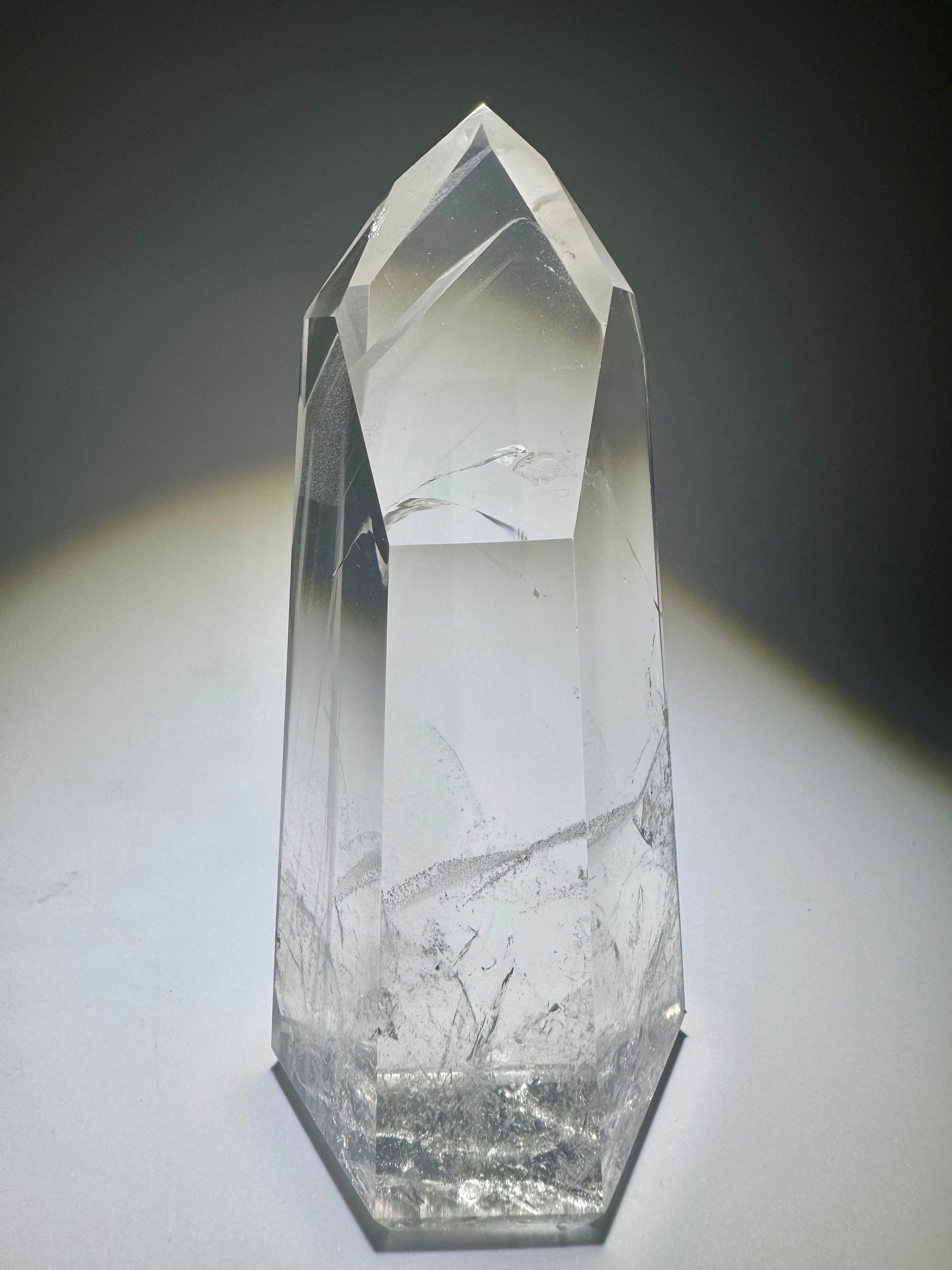 Ultra klare Phantom-Quarzspitze mit Regenbogen, 10.7 cm, hochwertiger Edelstein
