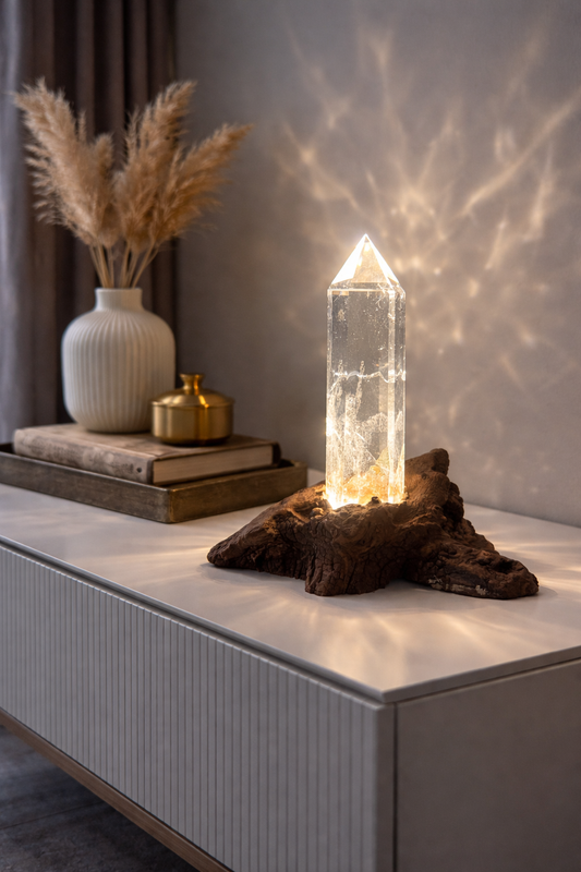 Ultraklare Bergkristallspitze mit Naturwurzel & LED-Licht. Premium-Qualität für stimmungsvolle Beleuchtung, Harmonie & Raumenergie.