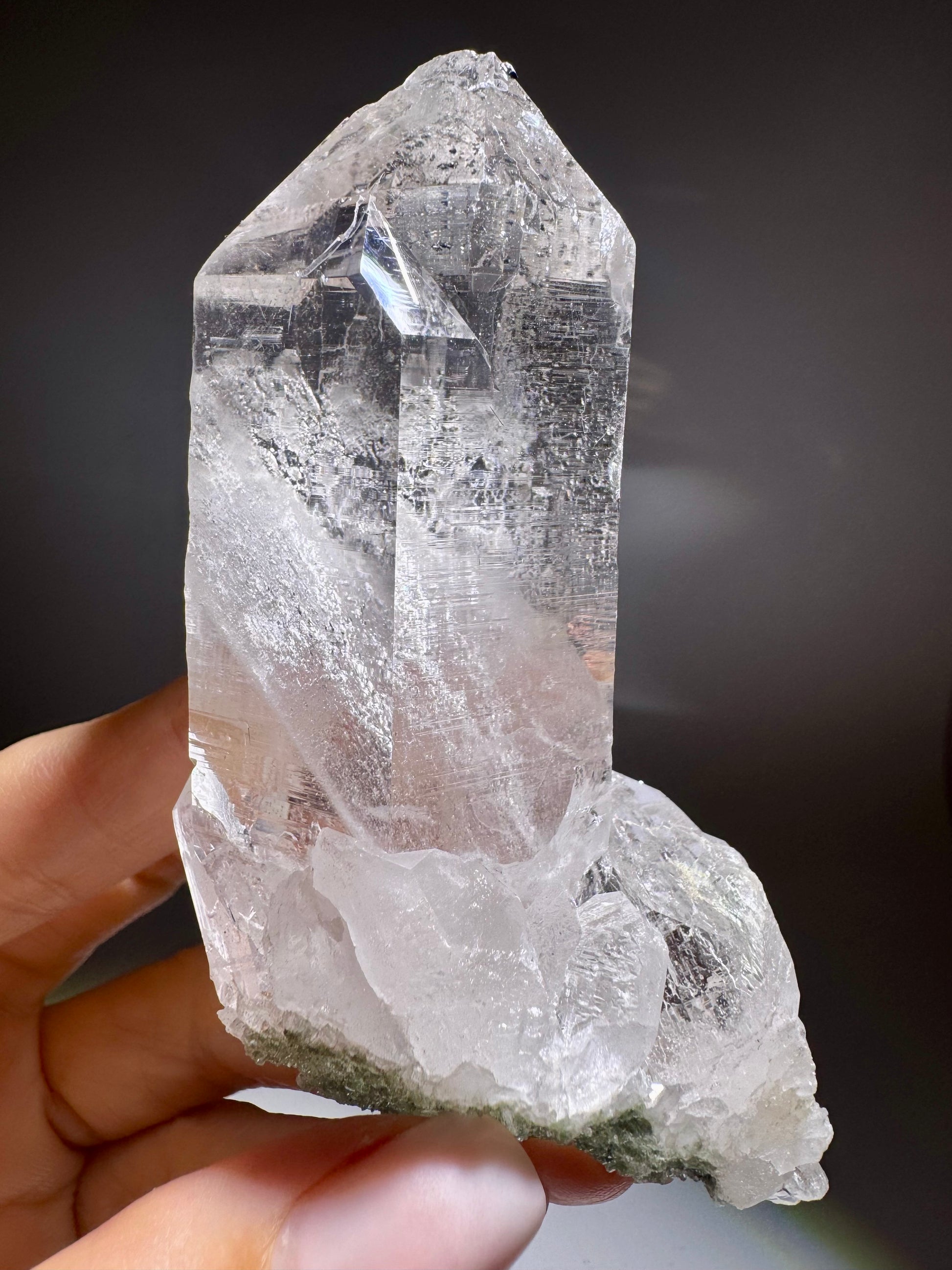 Ultraklare Himalaya-Quarzspitze 9 cm – Hämatit & Lemurische Linien