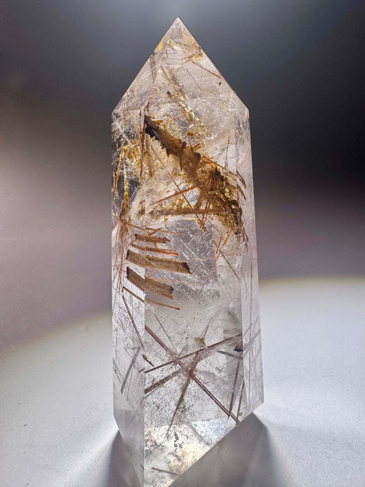 Ultraklare Kristallspitze mit goldenen Rutil-Inklusionen – 7 cm, seltenes Naturwunder aus Brasilien in Museumsqualität