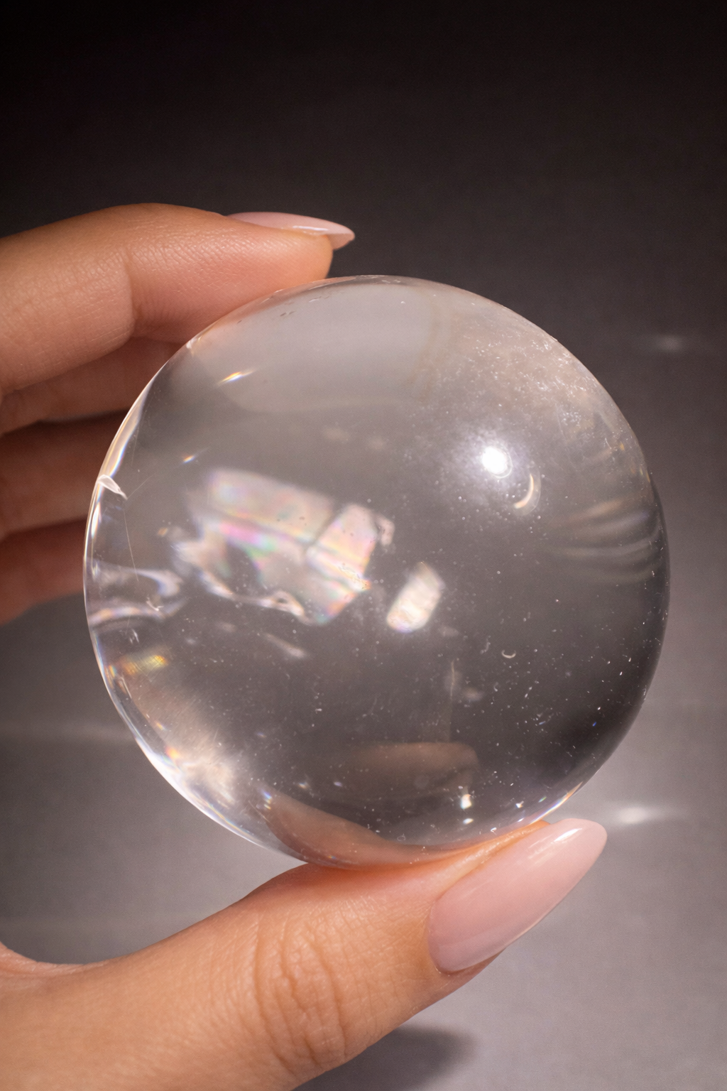 Ultraklare Lemurian-Bergkristallkugel aus Brasilien – 4,6 cm Premium Qualität mit Regenbogen