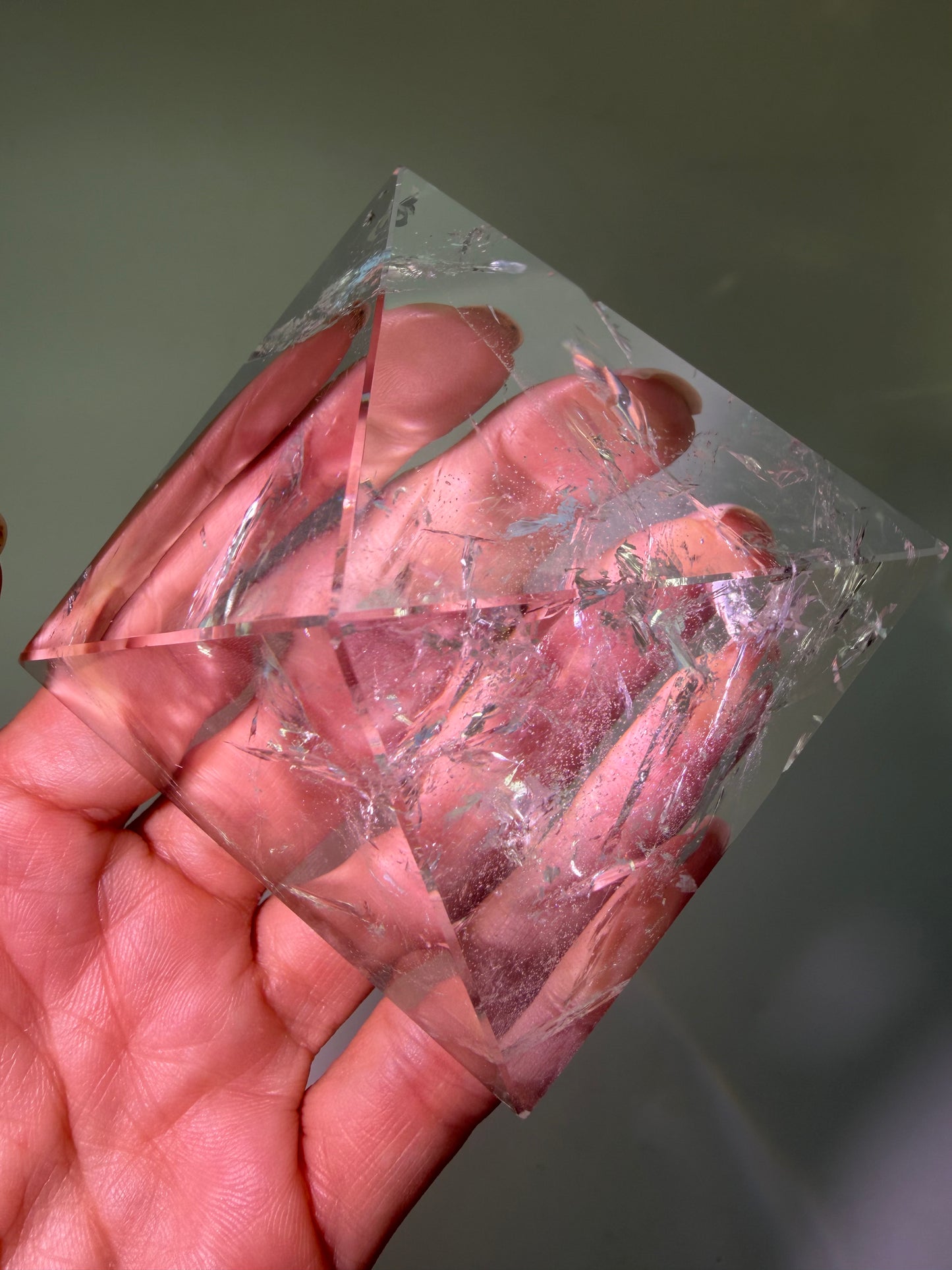 Ultraklare Lemurian-Kristallpyramide 290 g – Polierte Premium-Qualität, 7,4 × 7,4 cm