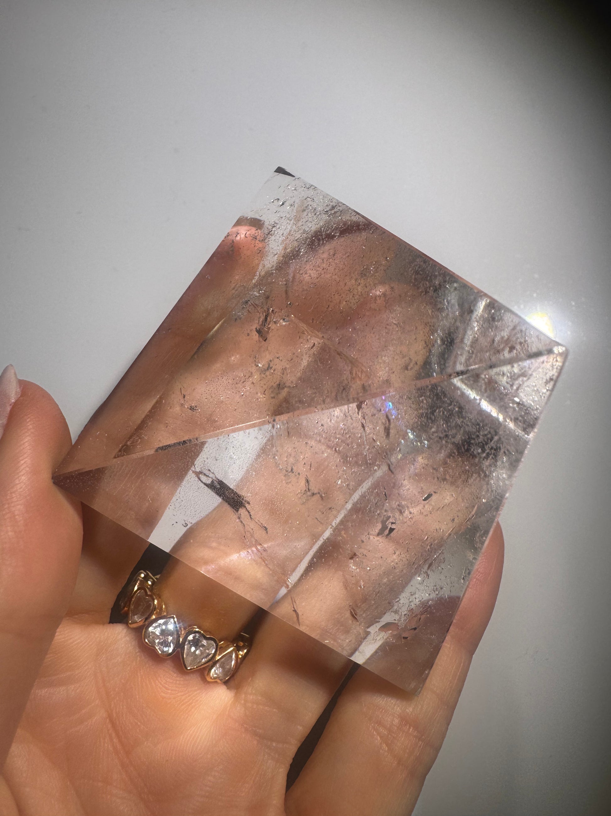 Ultraklare Lemurian Bergkristall Edelstein-Pyramide mit leuchtenden Regenbogen.