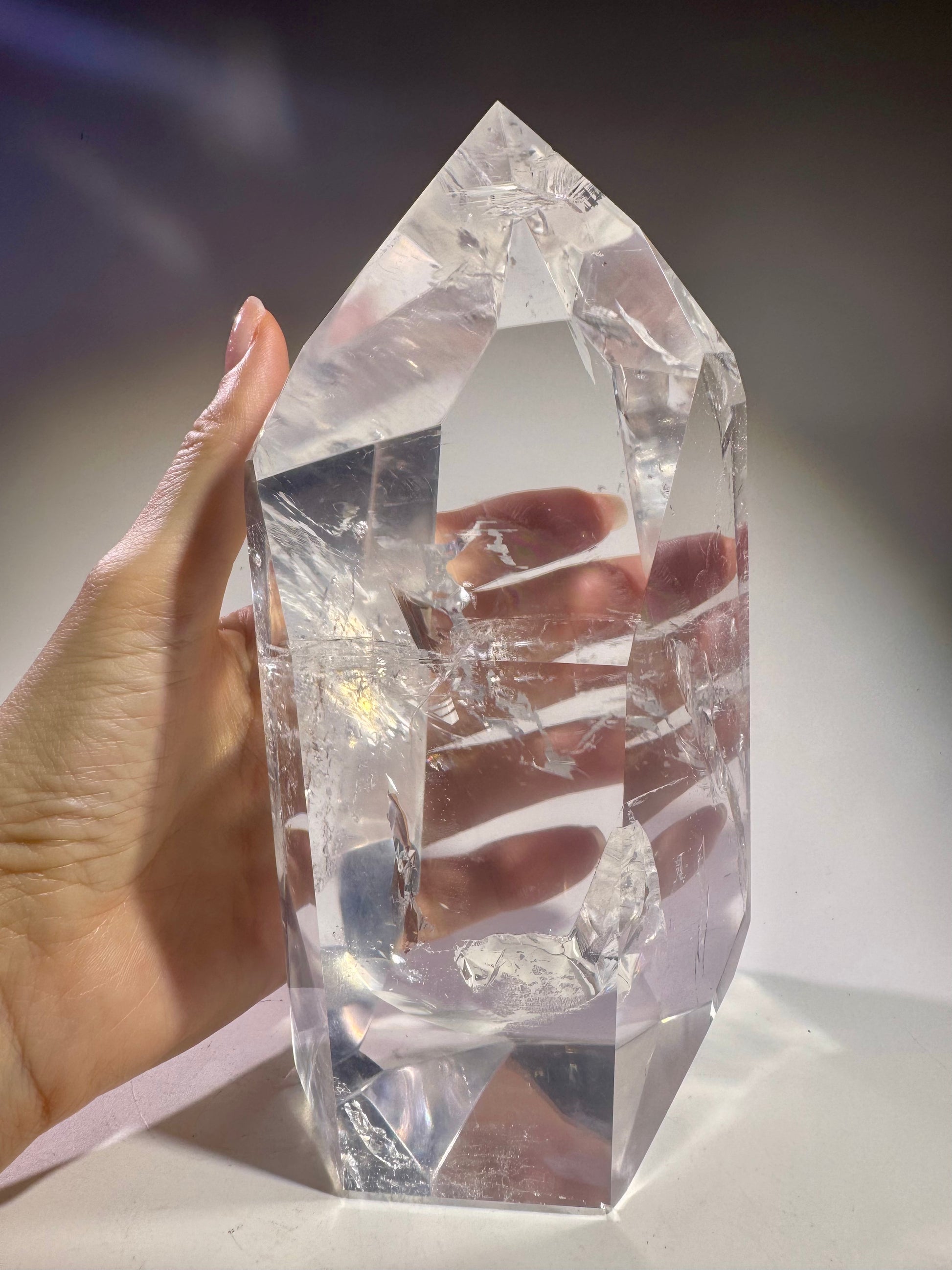 Ultraklare Lemurian Kristallspitze aus Brasilien – 19cm hoch, 1.68kg schwer, mit Regenbogen und innerem Feuer