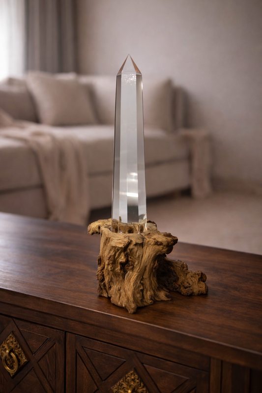 Ultraklare lemurianische Kristallspitze aus Brasilien, 18,5 cm lang, auf massgefertigtem edlem Wurzelholzsockel, Gesamthöhe 22 cm