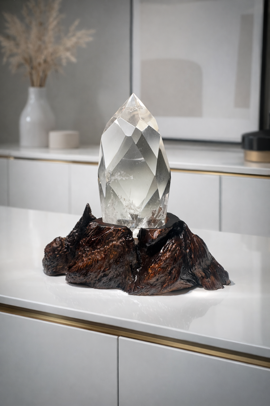 Ultraklarer, facettierter lemurianischer Bergkristall aus Brasilien mit brillanter Lichtbrechung, stehend auf einer individuell massangefertigten Wurzel, Gesamthöhe 8,7 cm