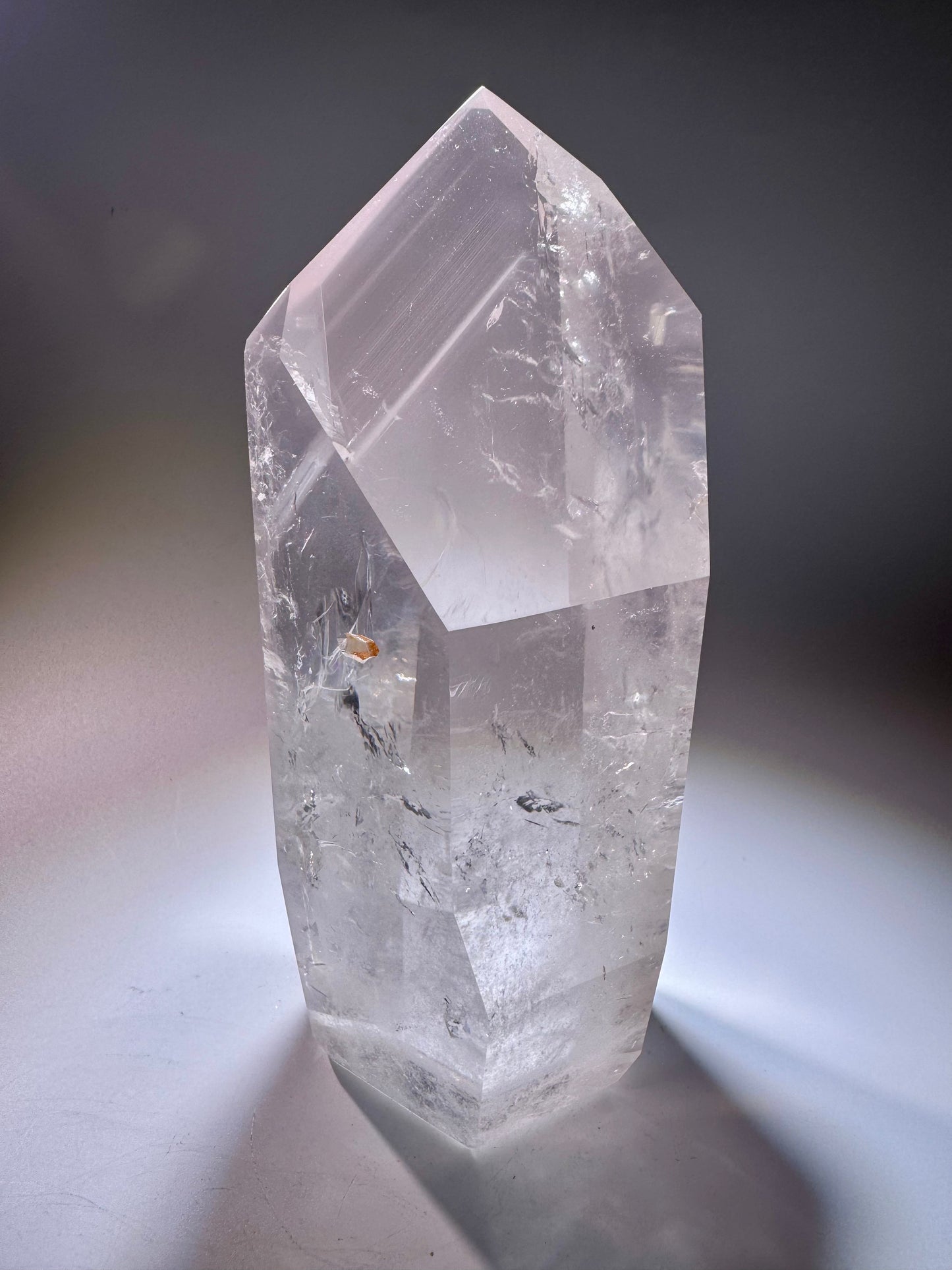 Ultraklarer pinkfarbener Lithiumkristall mit zarten Phantomen aus Brasilien – 20 cm hoch, absolute Museumsqualität
