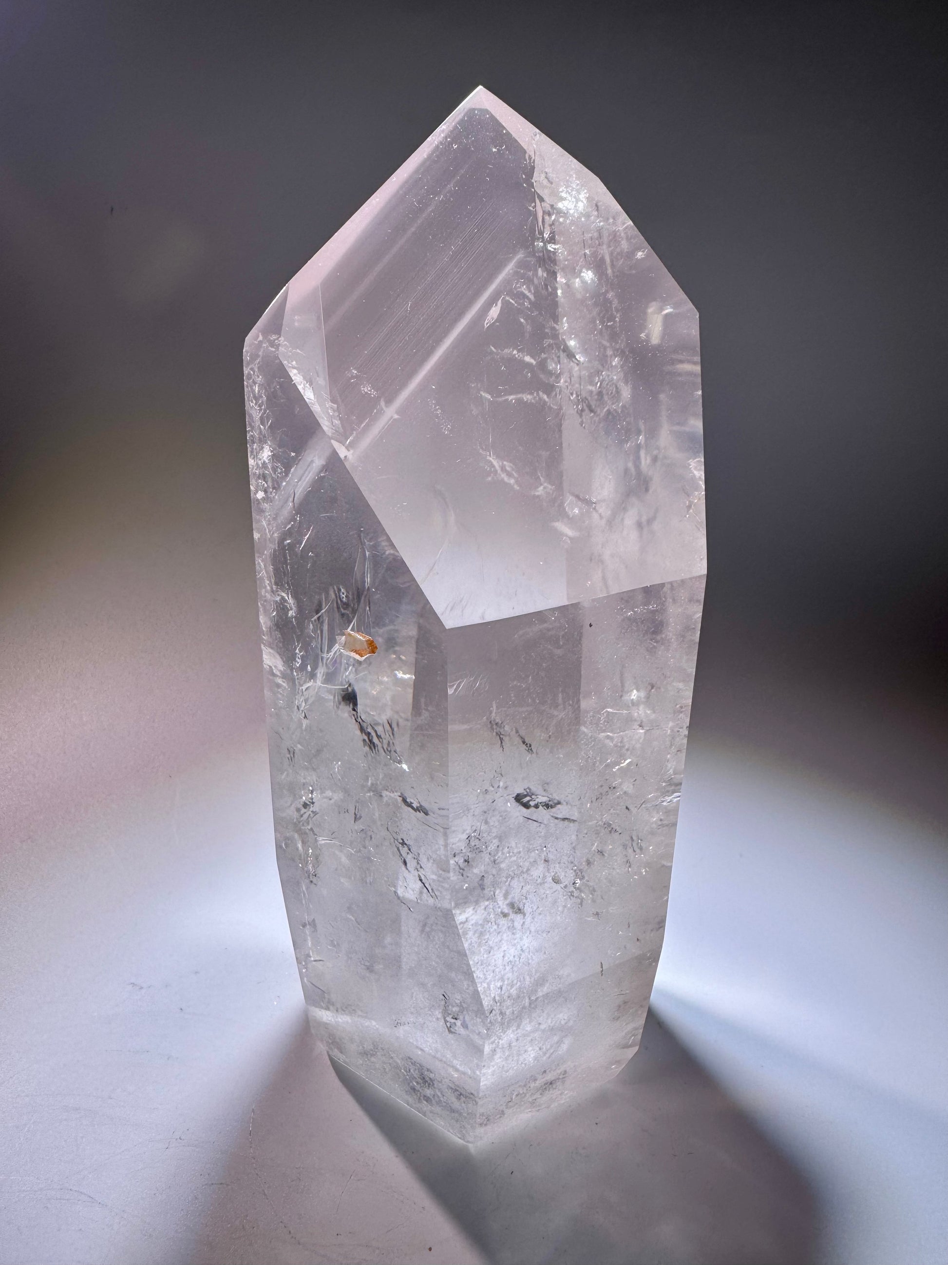 Ultraklarer pinkfarbener Lithiumkristall mit zarten Phantomen aus Brasilien – 20 cm hoch, absolute Museumsqualität