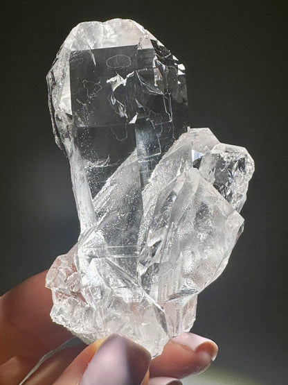 Unbearbeiteter Himalaya-Kristall 7.6 cm – kraftvoller Naturquarz mit Chlorit & Dreifachspitze