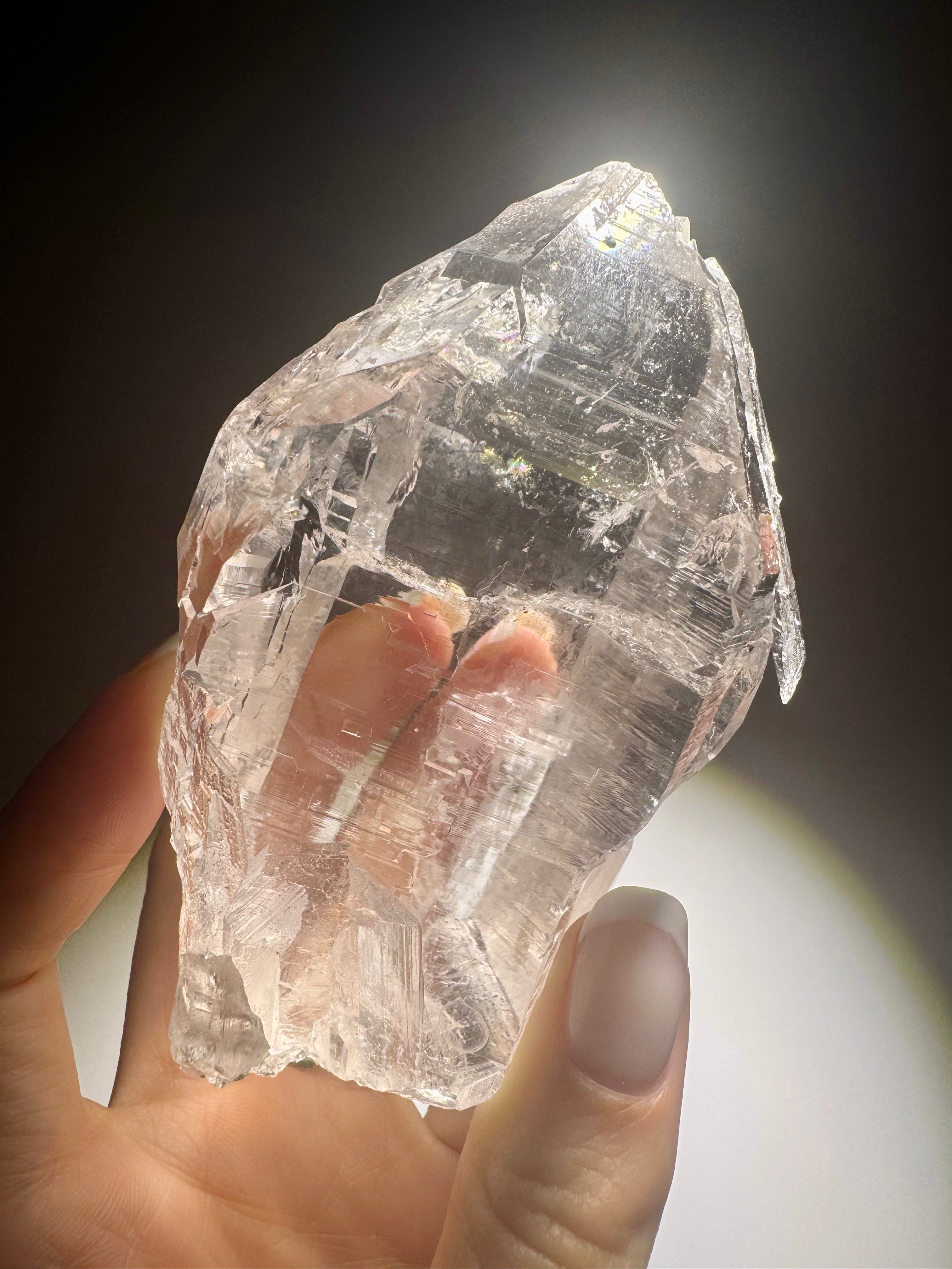Unbehandelter Himalaya-Edelstein mit feinen Linien

