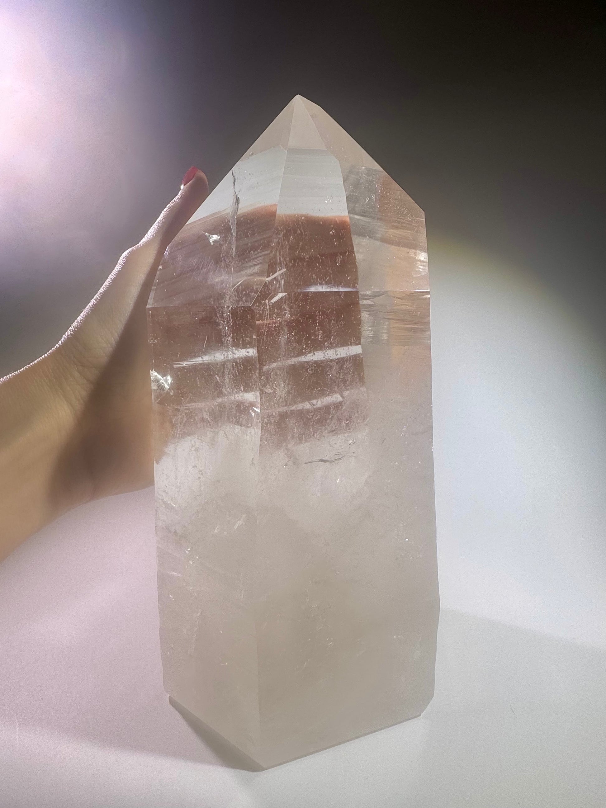 Unbehandelter Lemurian-Kristall mit horizontalen Linien und aussergewöhnlicher Klarheit