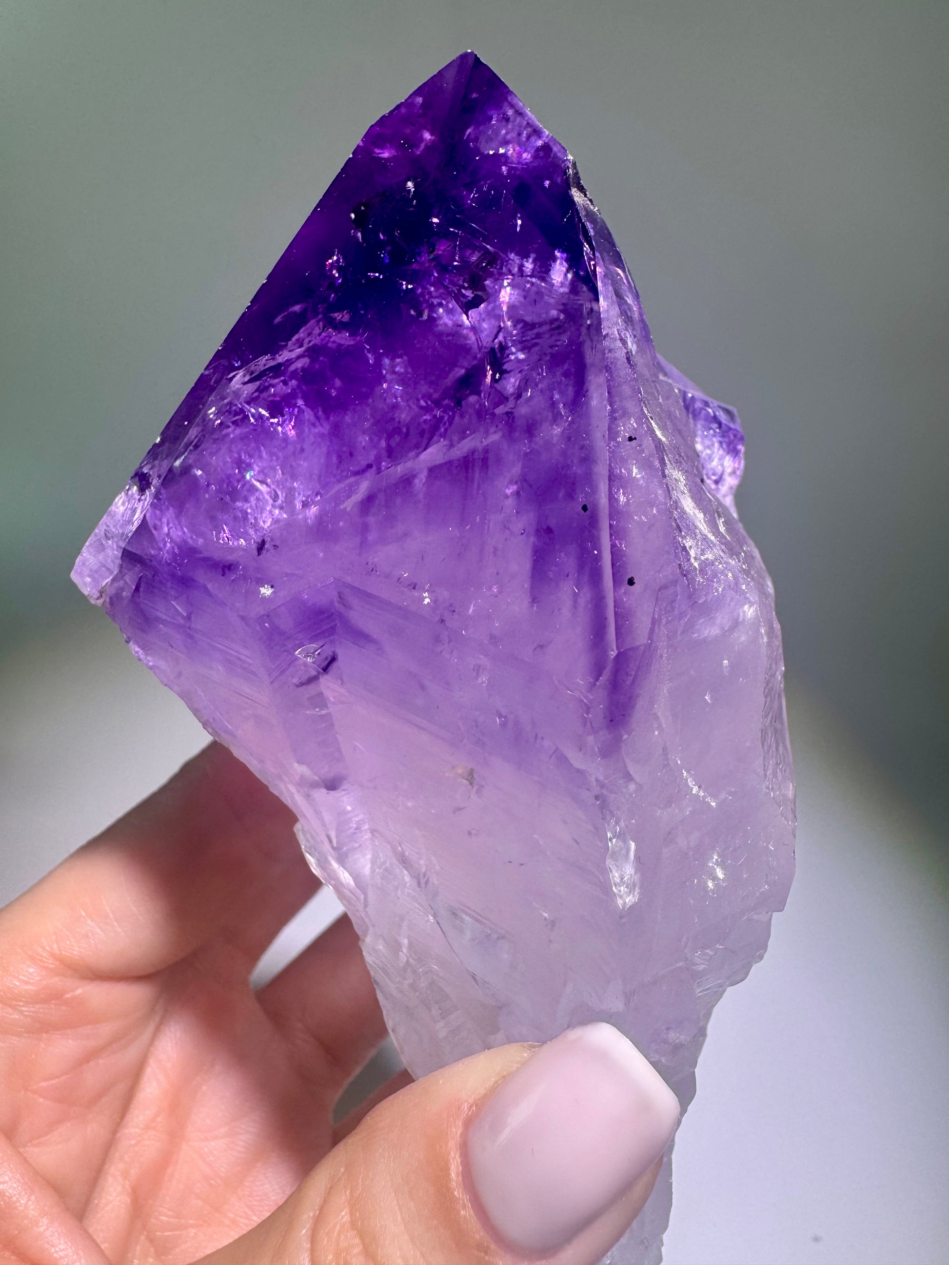 Ungeschliffene Amethystspitze aus Brasilien, 12 cm lang, kräftige violette Farbe